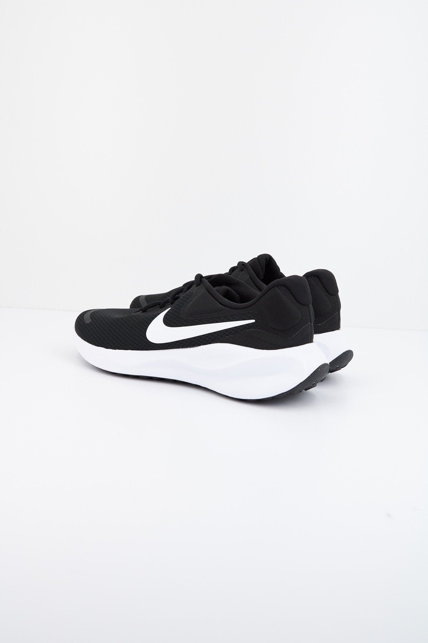 NIKE REVOLUTION en color NEGRO (4)