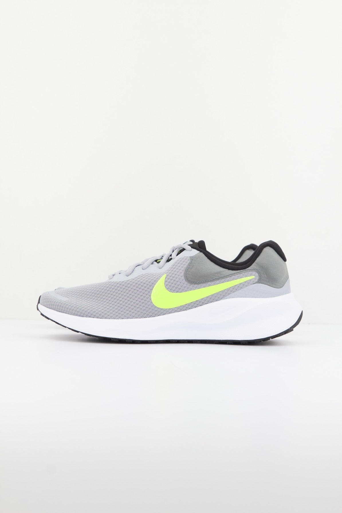 NIKE REVOLUTION en color GRIS (1)