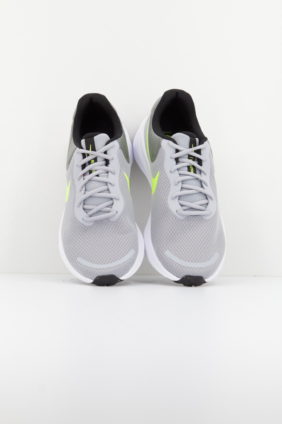 NIKE REVOLUTION en color GRIS (2)