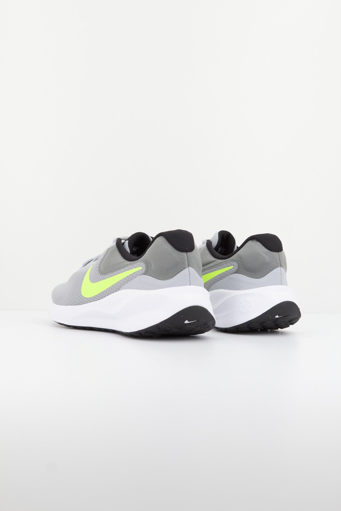 NIKE REVOLUTION en color GRIS (3)