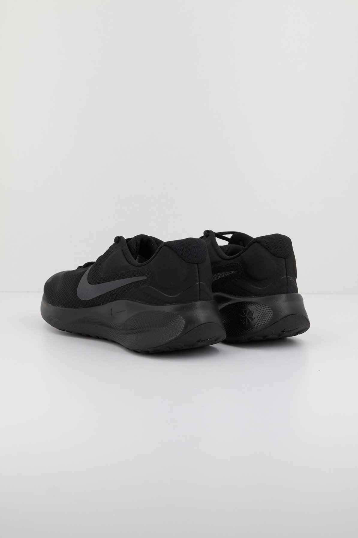 NIKE REVOLUTION en color NEGRO (3)