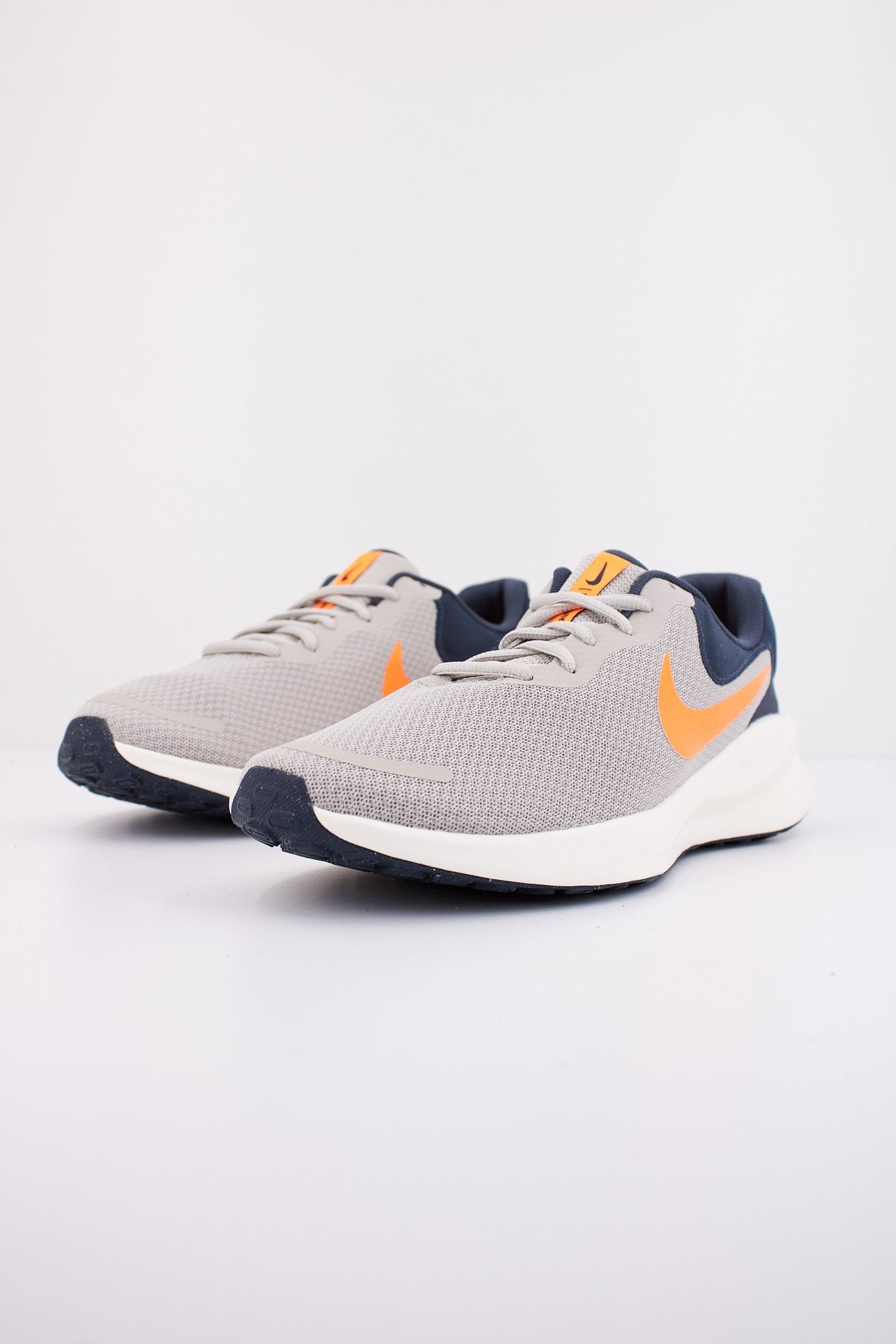 NIKE REVOLUTION en color GRIS (2)