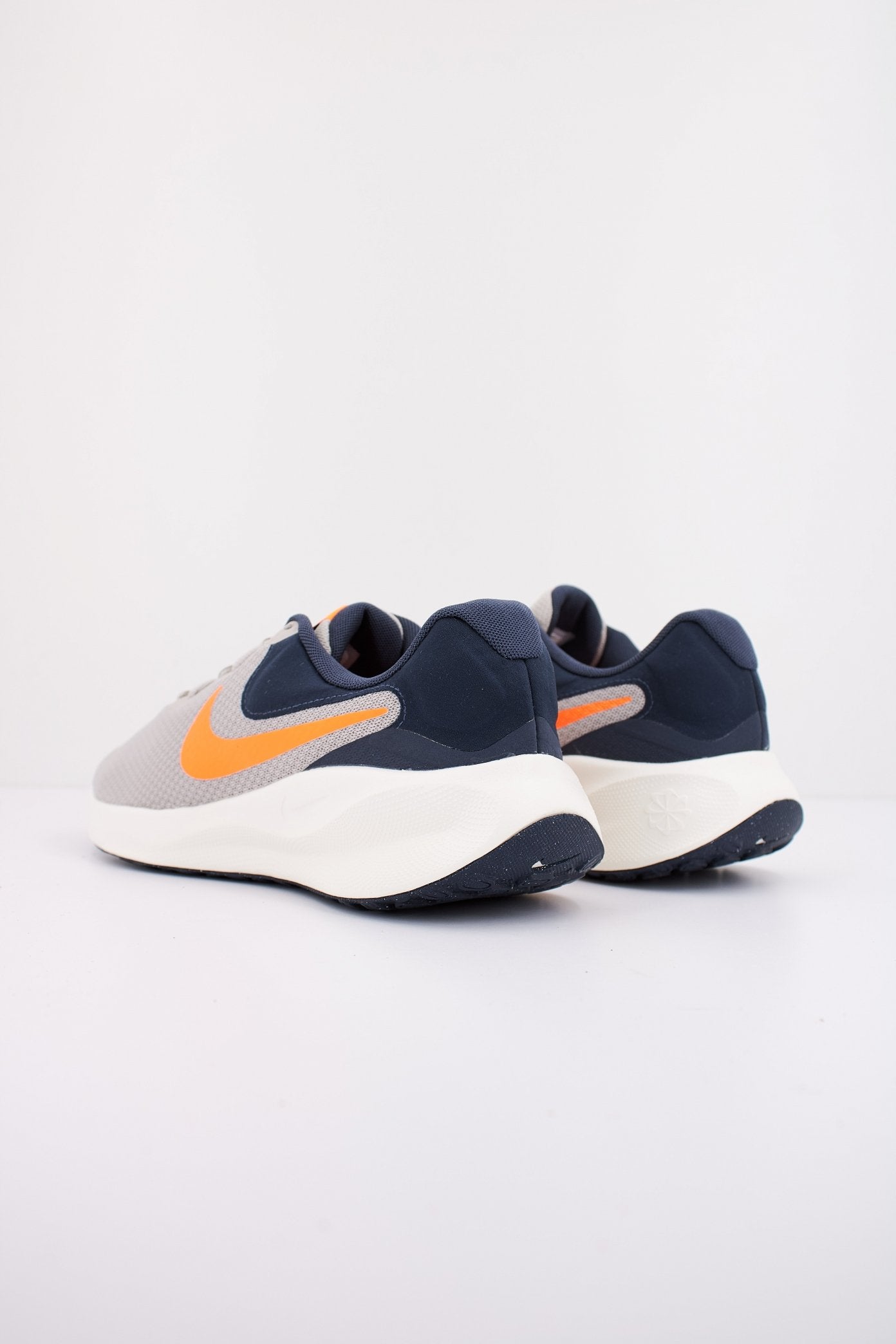 NIKE REVOLUTION en color GRIS (3)
