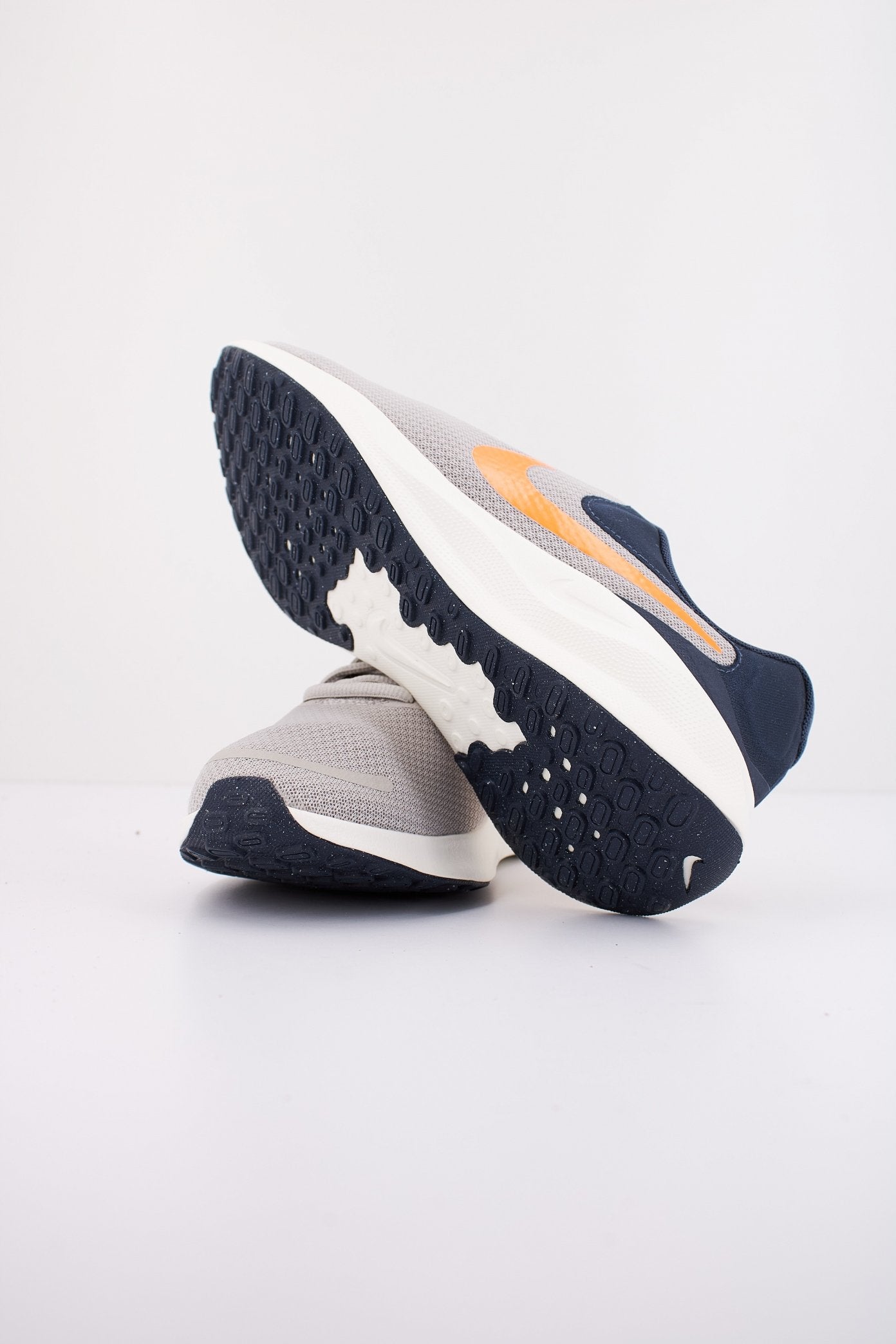 NIKE REVOLUTION en color GRIS (4)