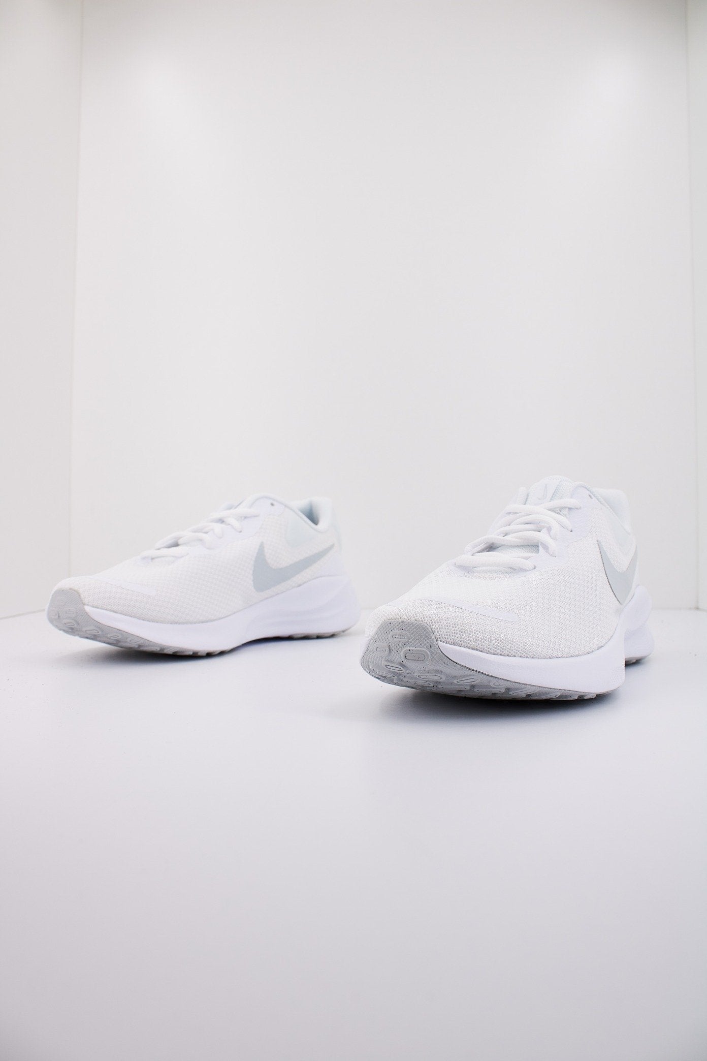 NIKE REVOLUTION en color BLANCO (2)