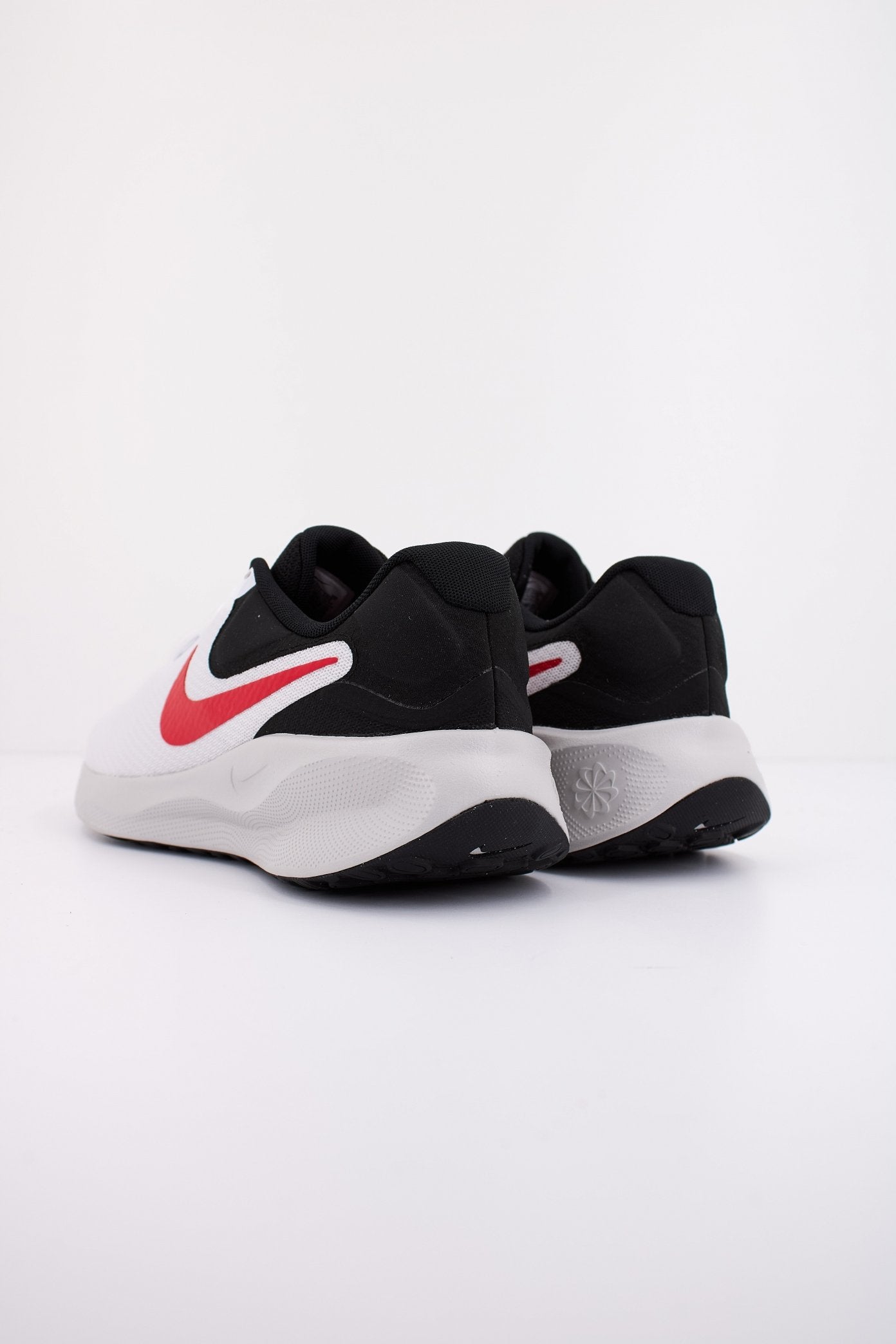 NIKE REVOLUTION en color GRIS (3)