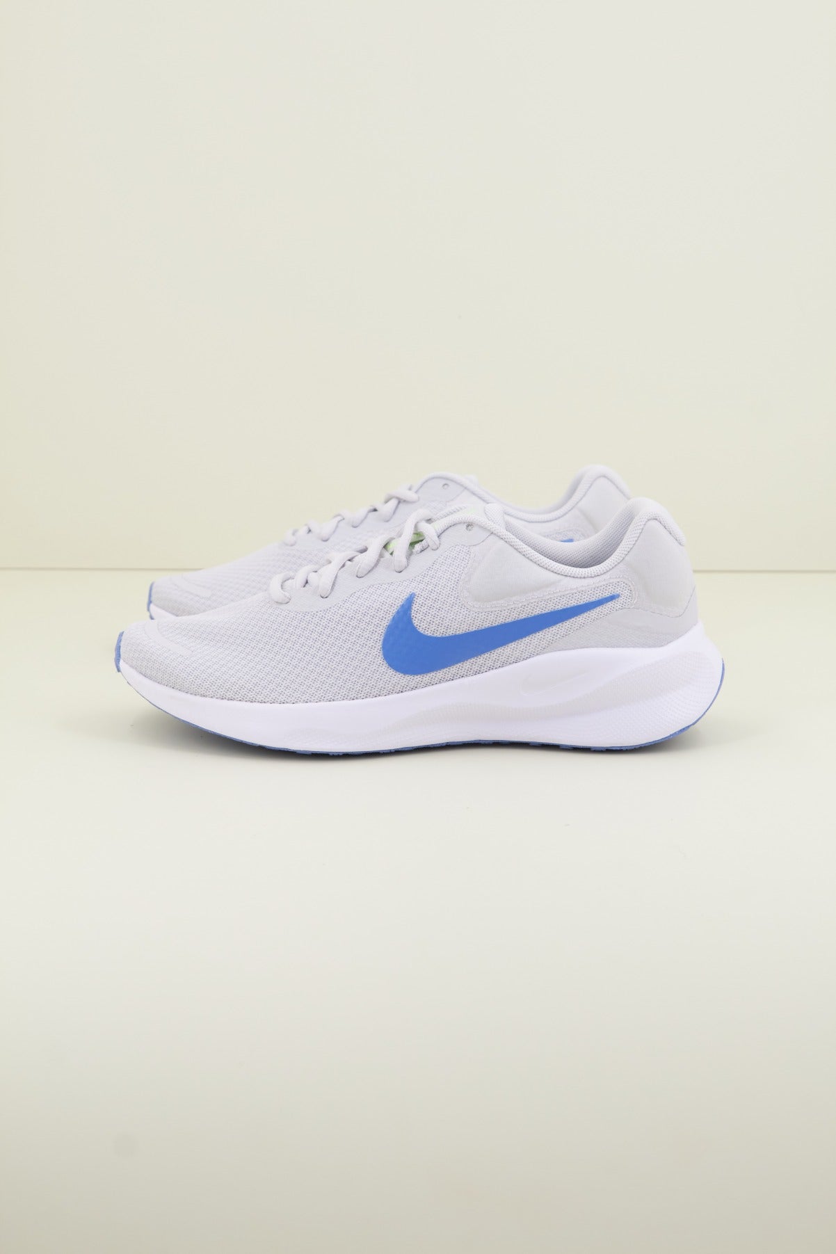 NIKE REVOLUTION en color GRIS (1)