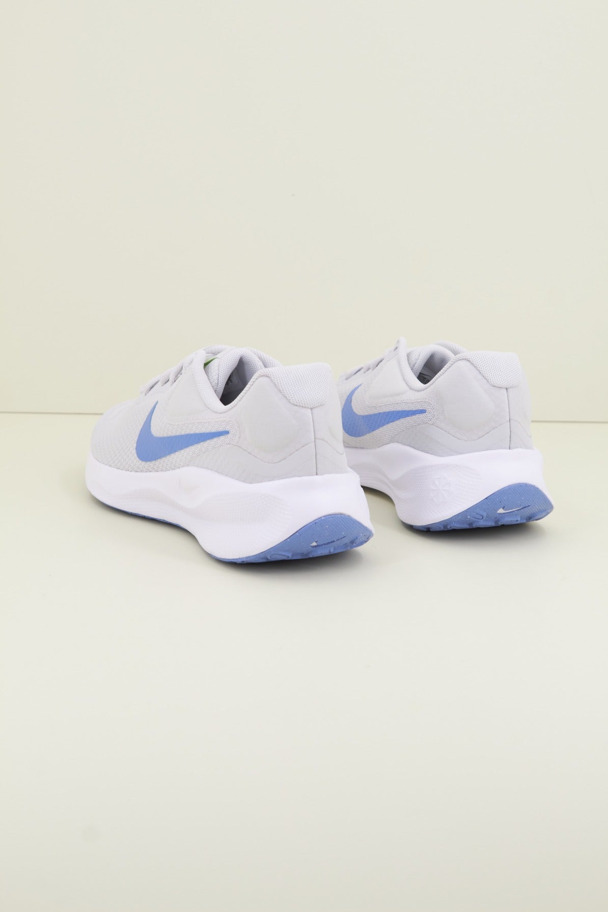 NIKE REVOLUTION en color GRIS (2)