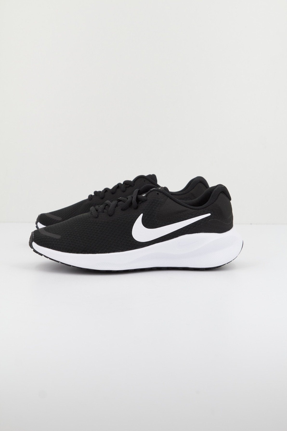 NIKE REVOLUTION en color NEGRO (1)