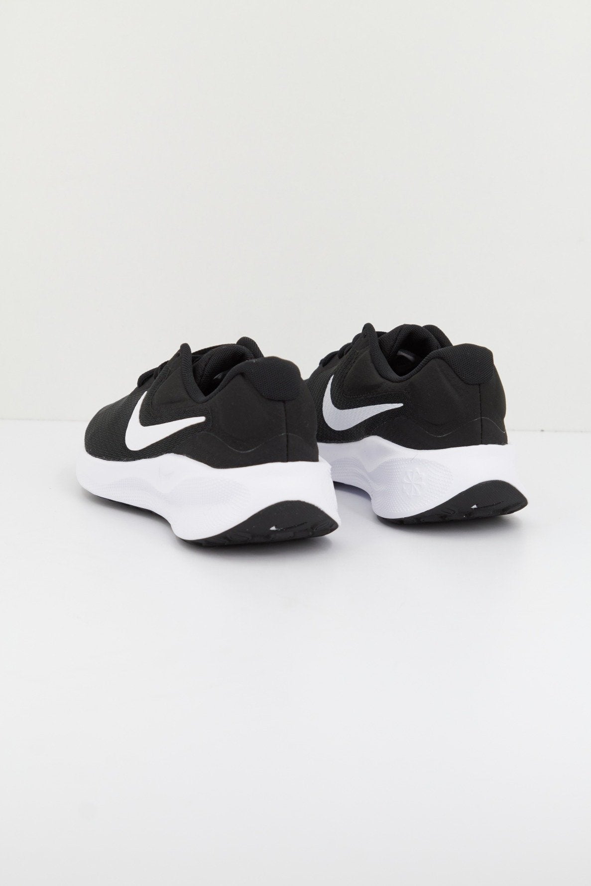 NIKE REVOLUTION en color NEGRO (2)