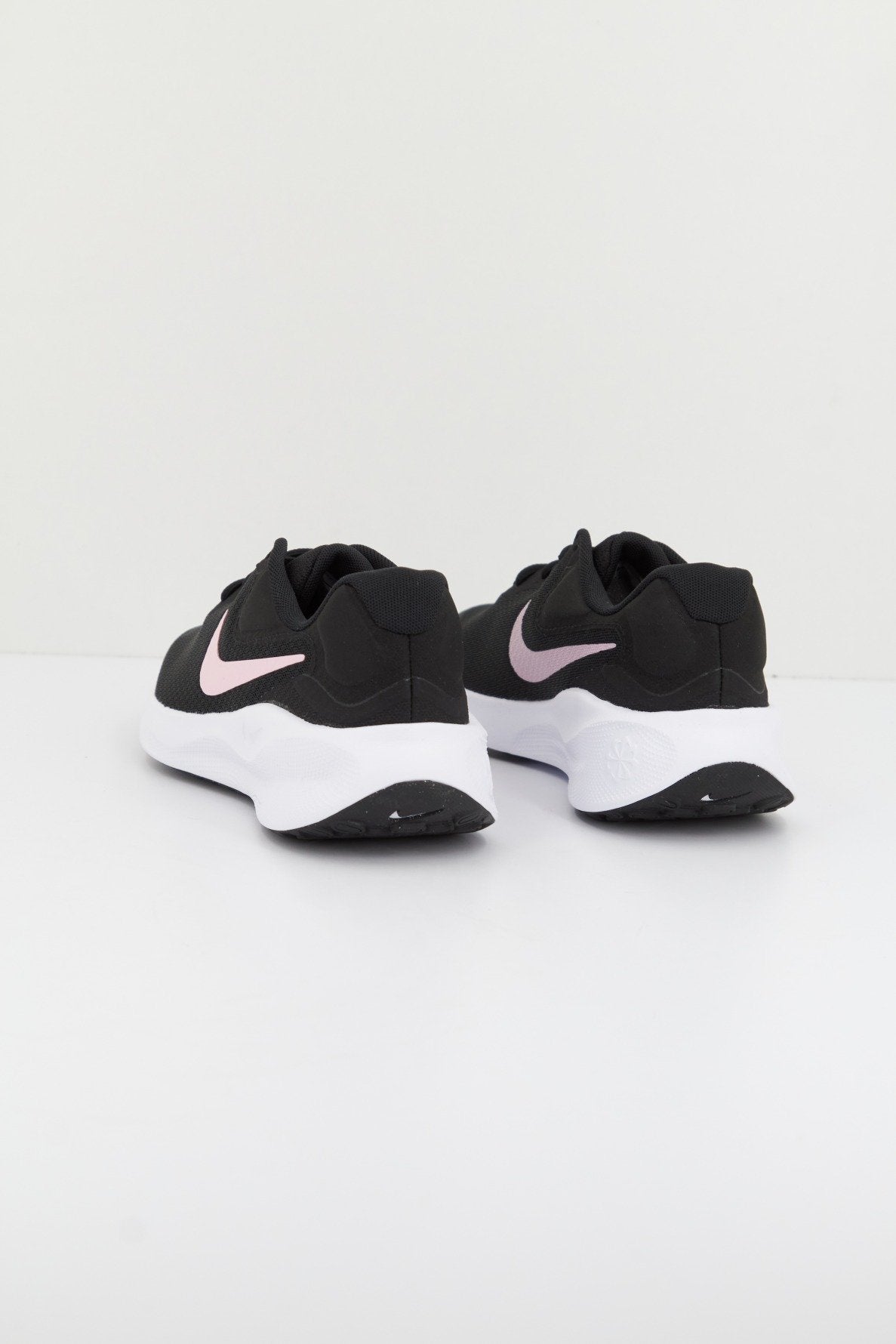 NIKE REVOLUTION en color NEGRO (2)