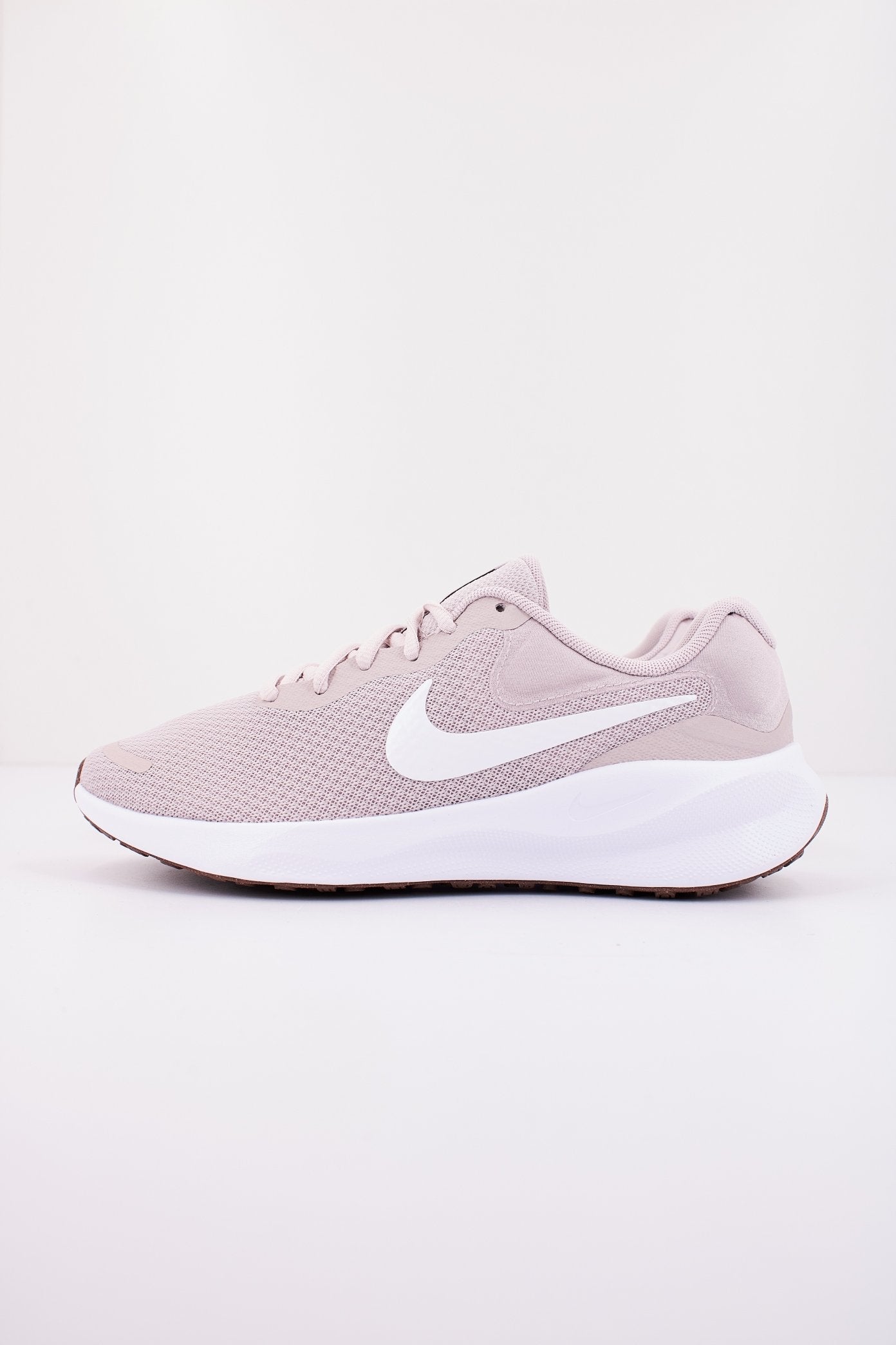 NIKE REVOLUTION en color BEIS (1)