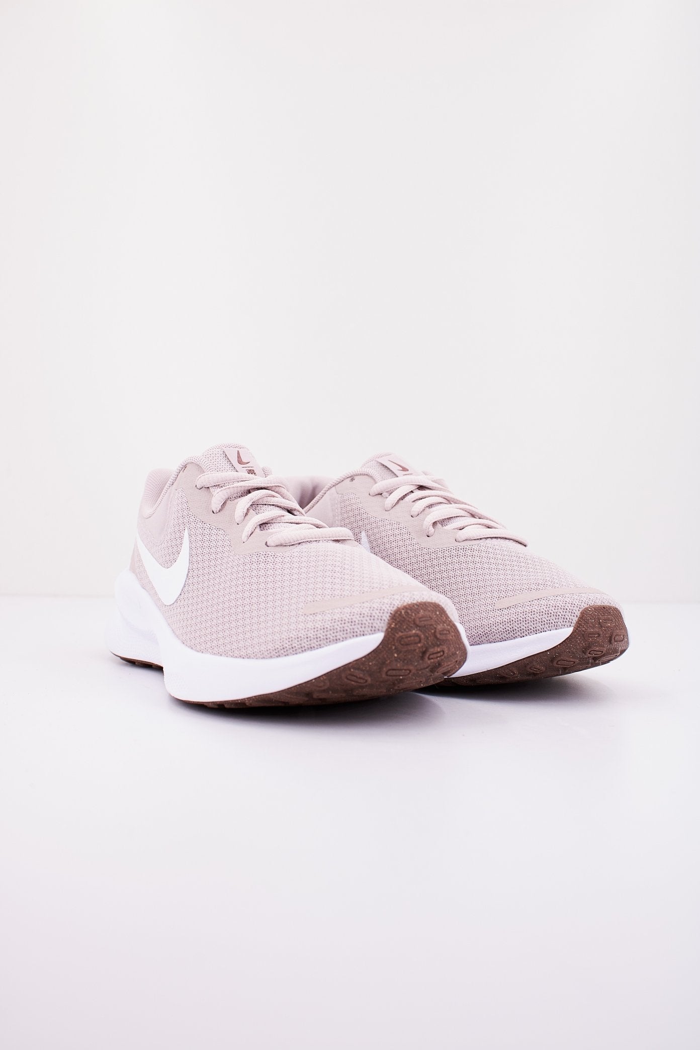 NIKE REVOLUTION en color BEIS (2)