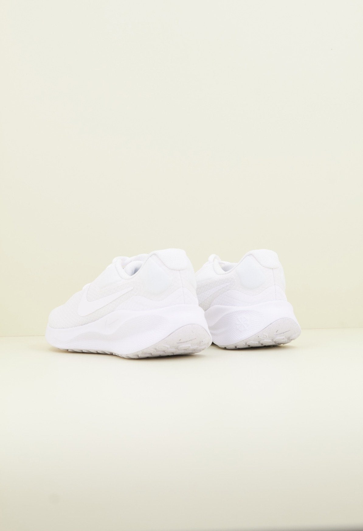 NIKE REVOLUTION en color BLANCO (3)
