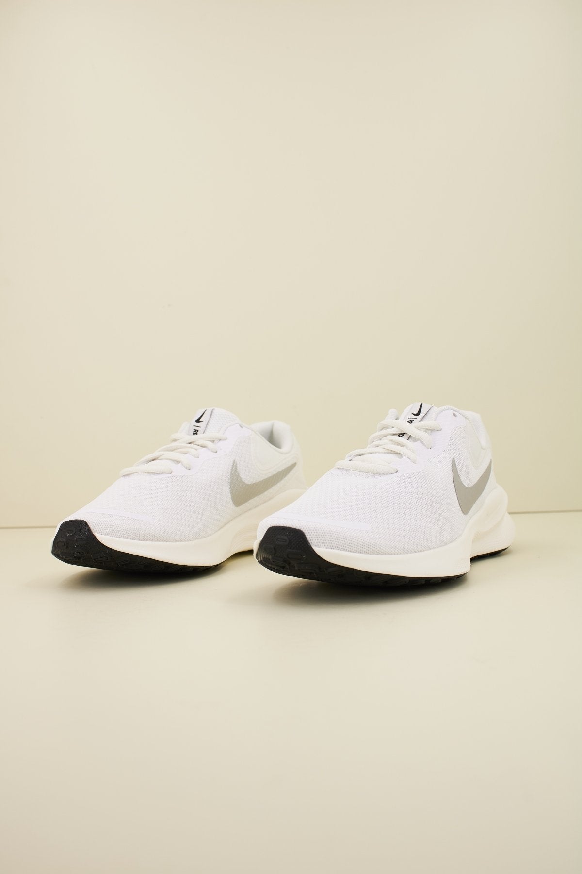 NIKE REVOLUTION en color BLANCO (2)