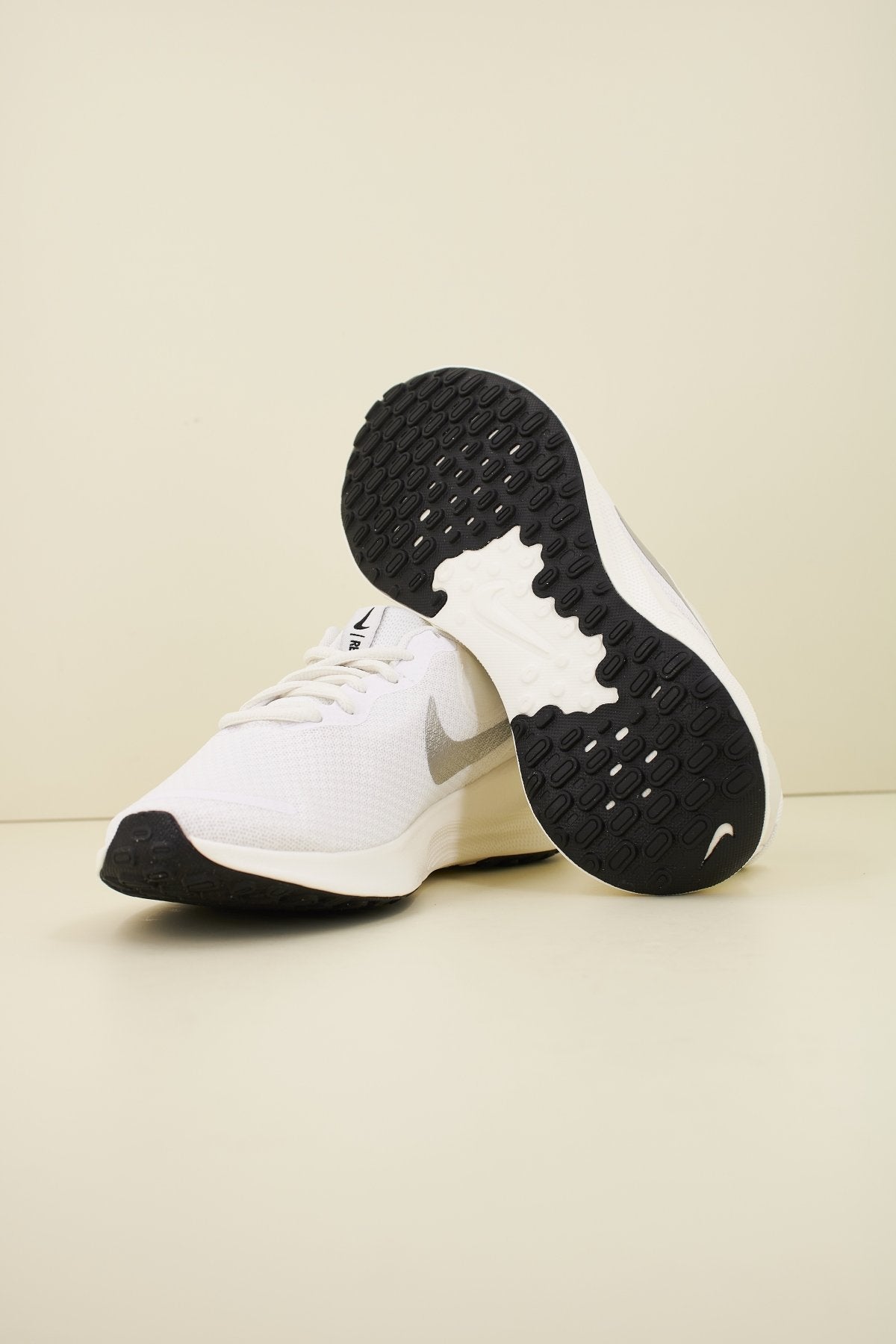NIKE REVOLUTION en color BLANCO (4)