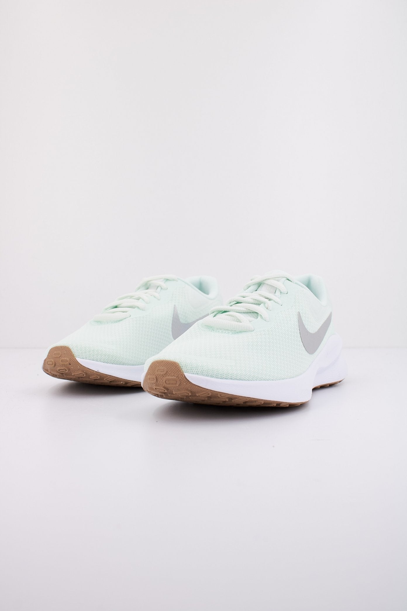 NIKE REVOLUTION en color VERDE (2)