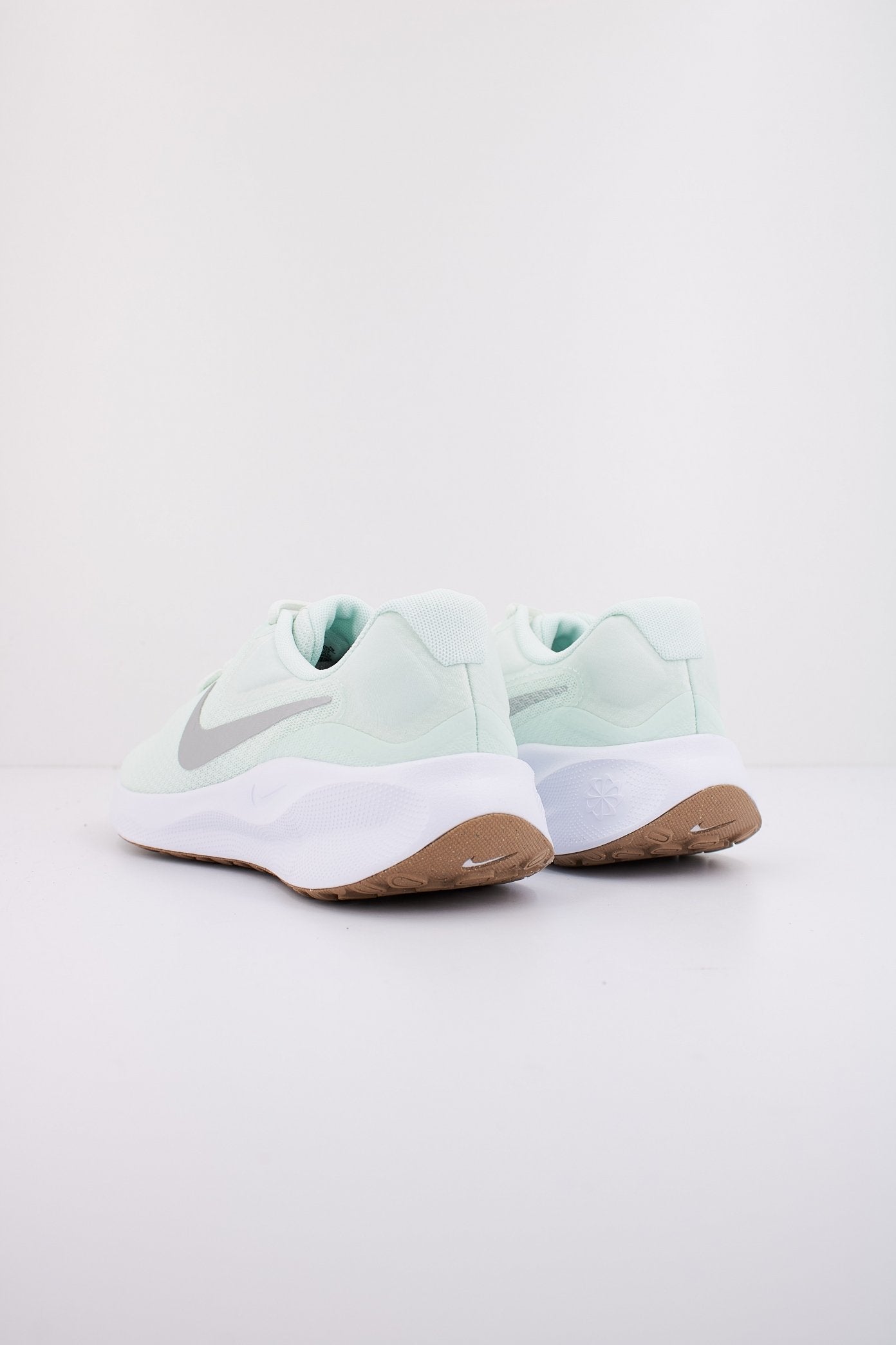 NIKE REVOLUTION en color VERDE (3)