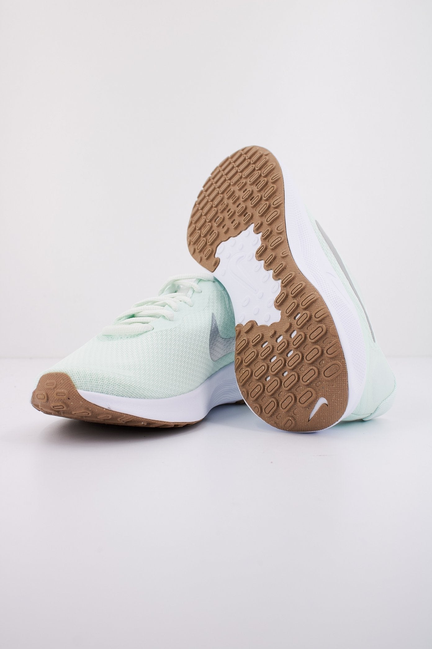 NIKE REVOLUTION en color VERDE (4)