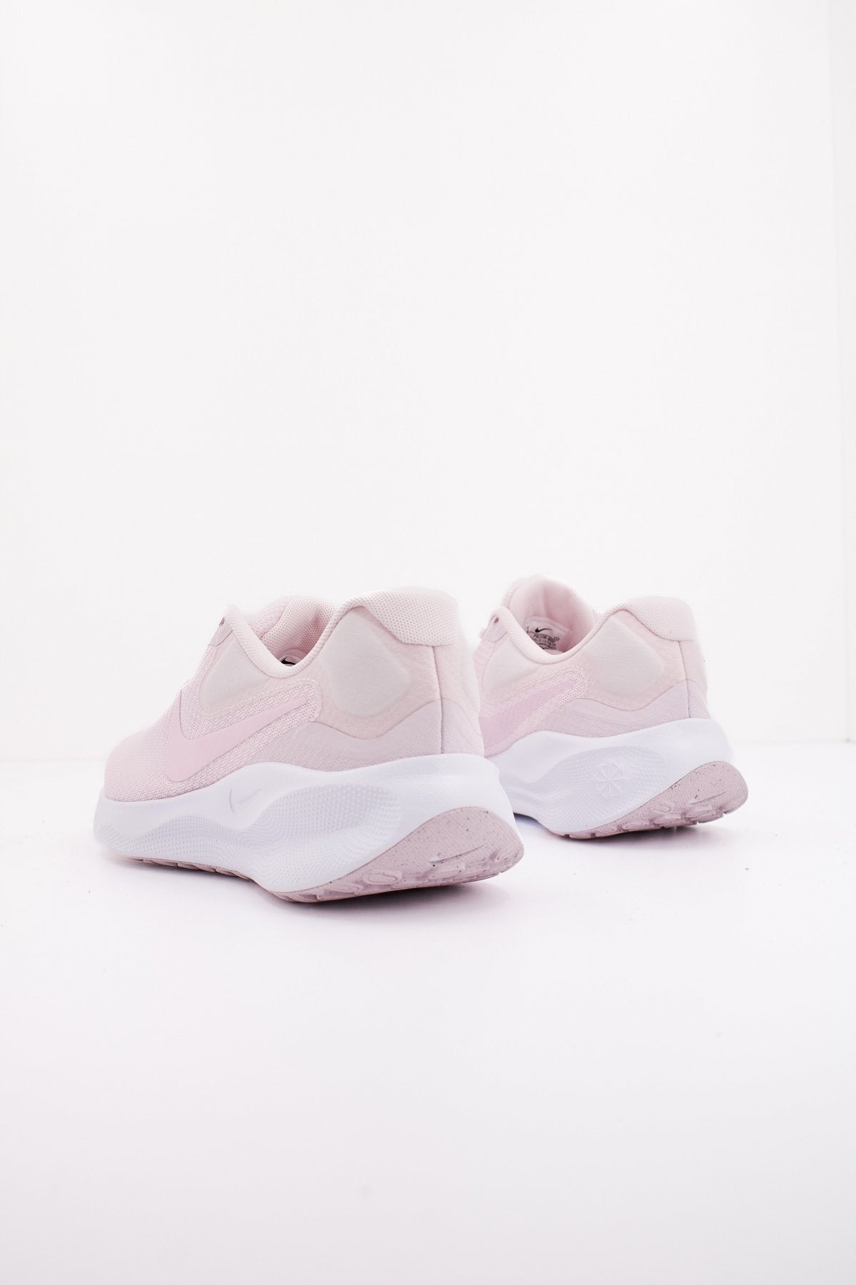 NIKE REVOLUTION en color ROSA (3)