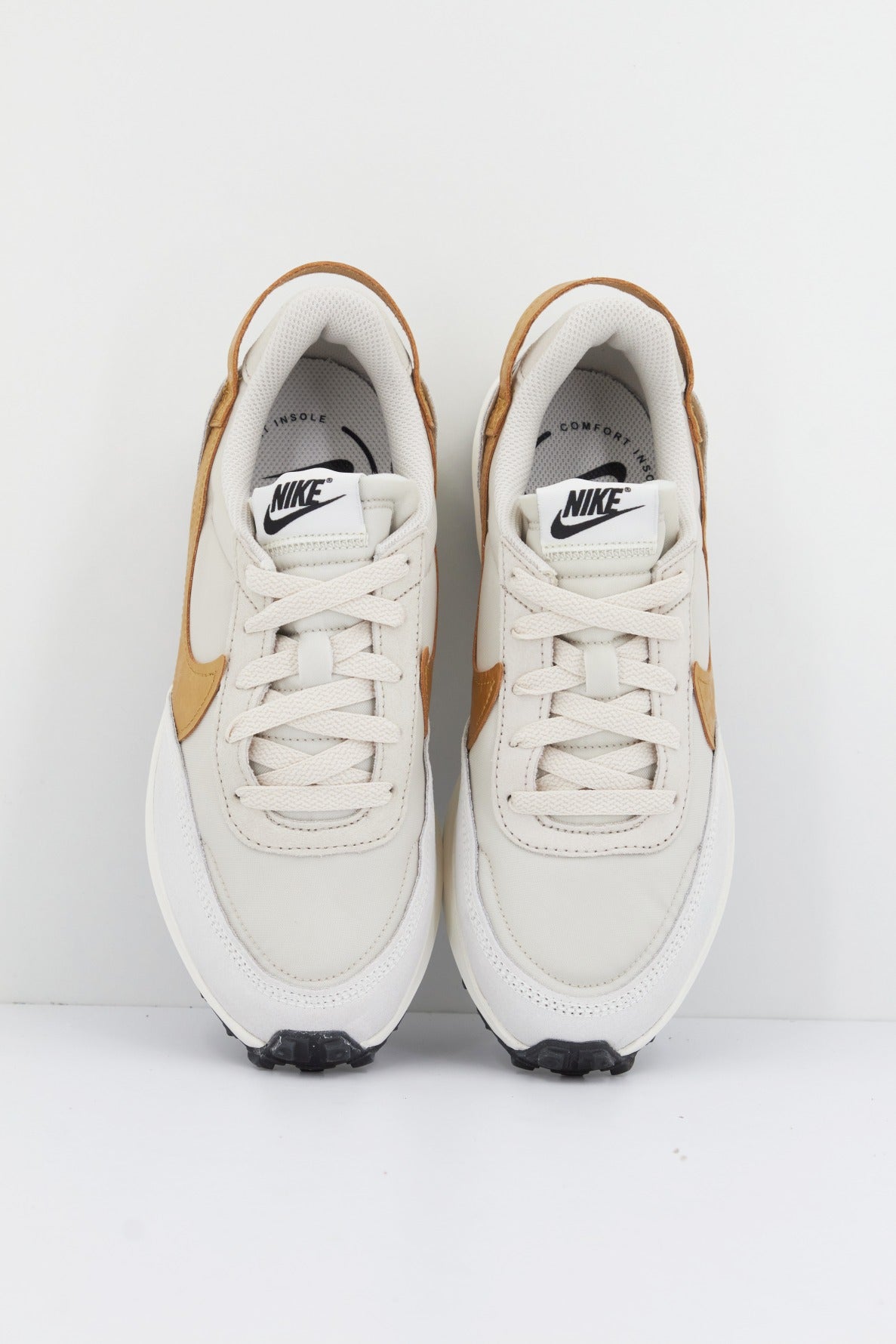 NIKE WAFFLE DEBUT ESS en color BLANCO (2)