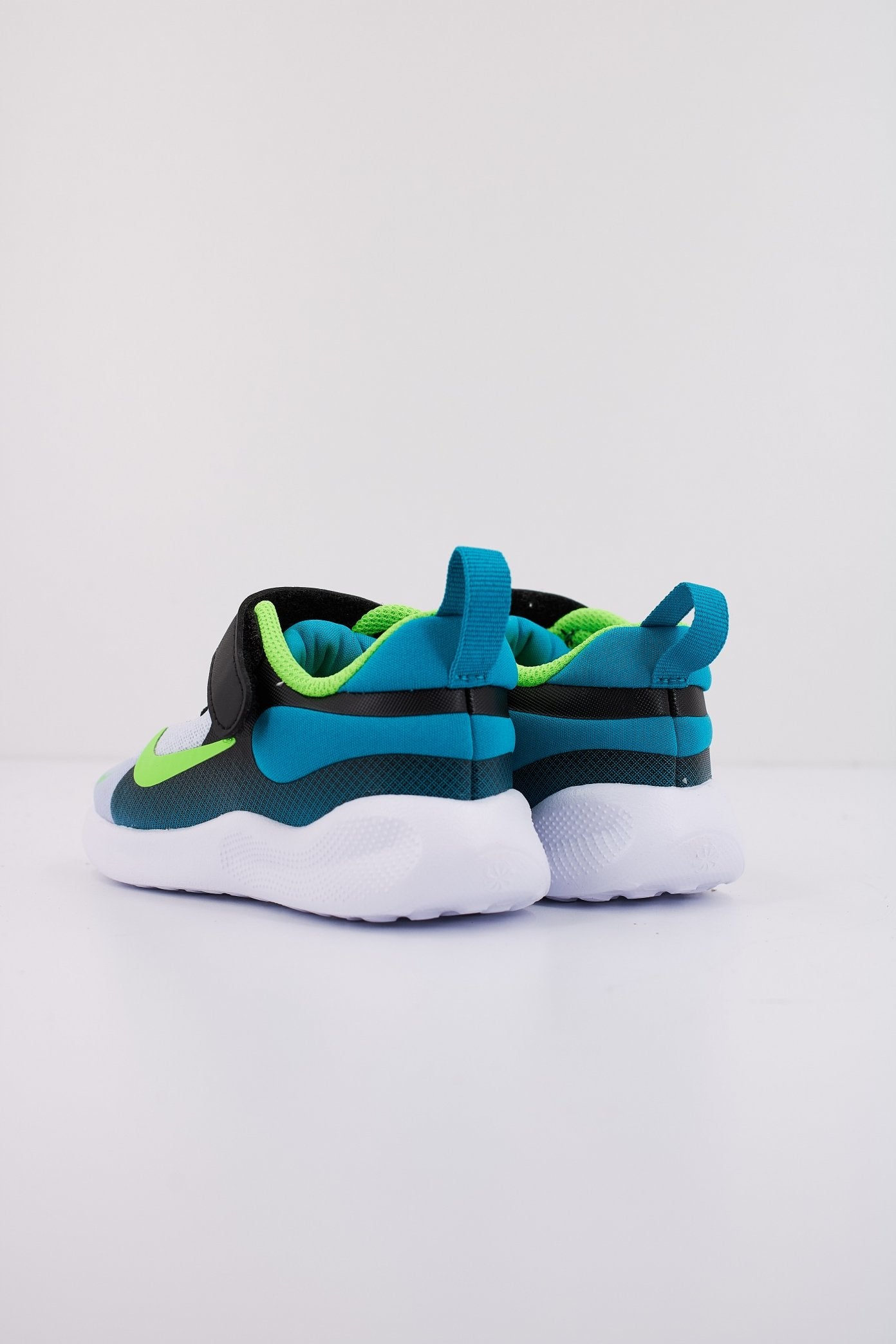 NIKE NIKE REVOLUTION en color GRIS (3)