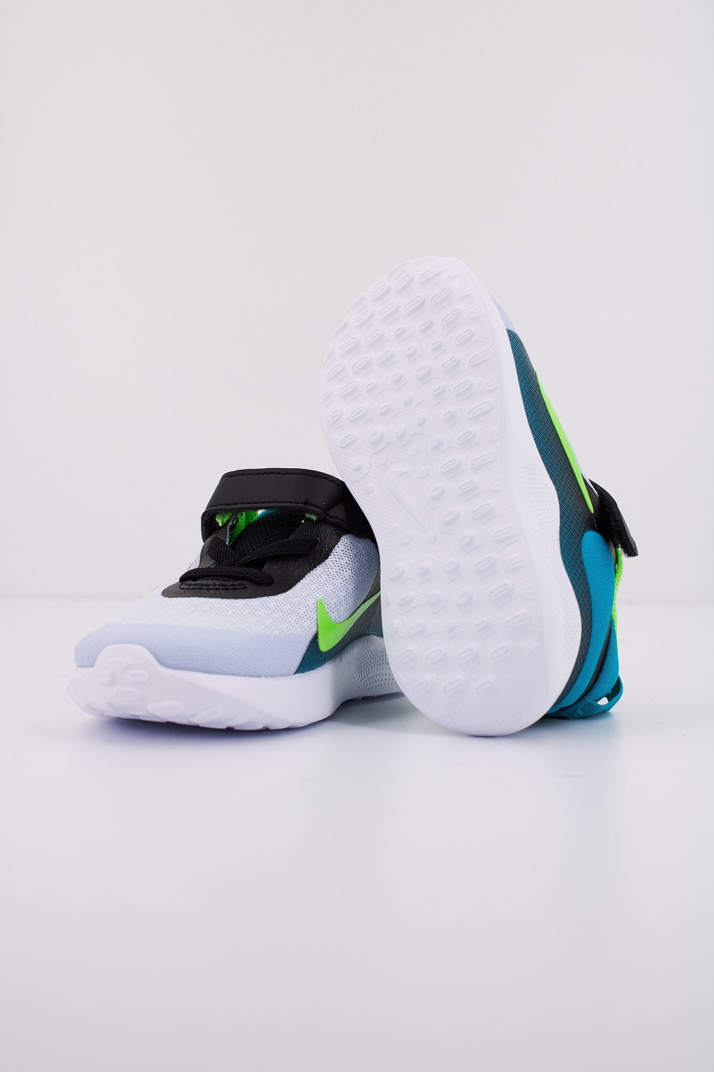 NIKE NIKE REVOLUTION en color GRIS (4)