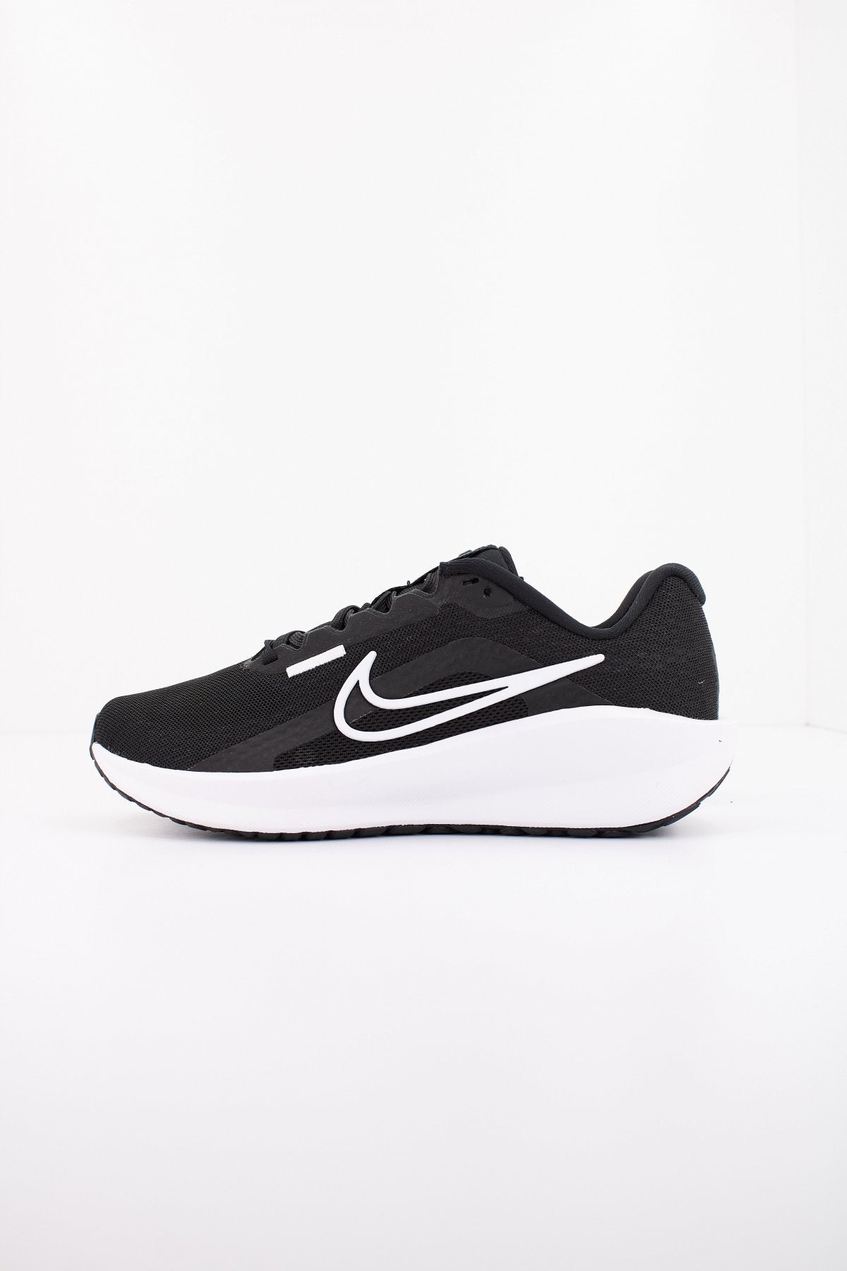 NIKE DOWNSHIFTER en color NEGRO (1)