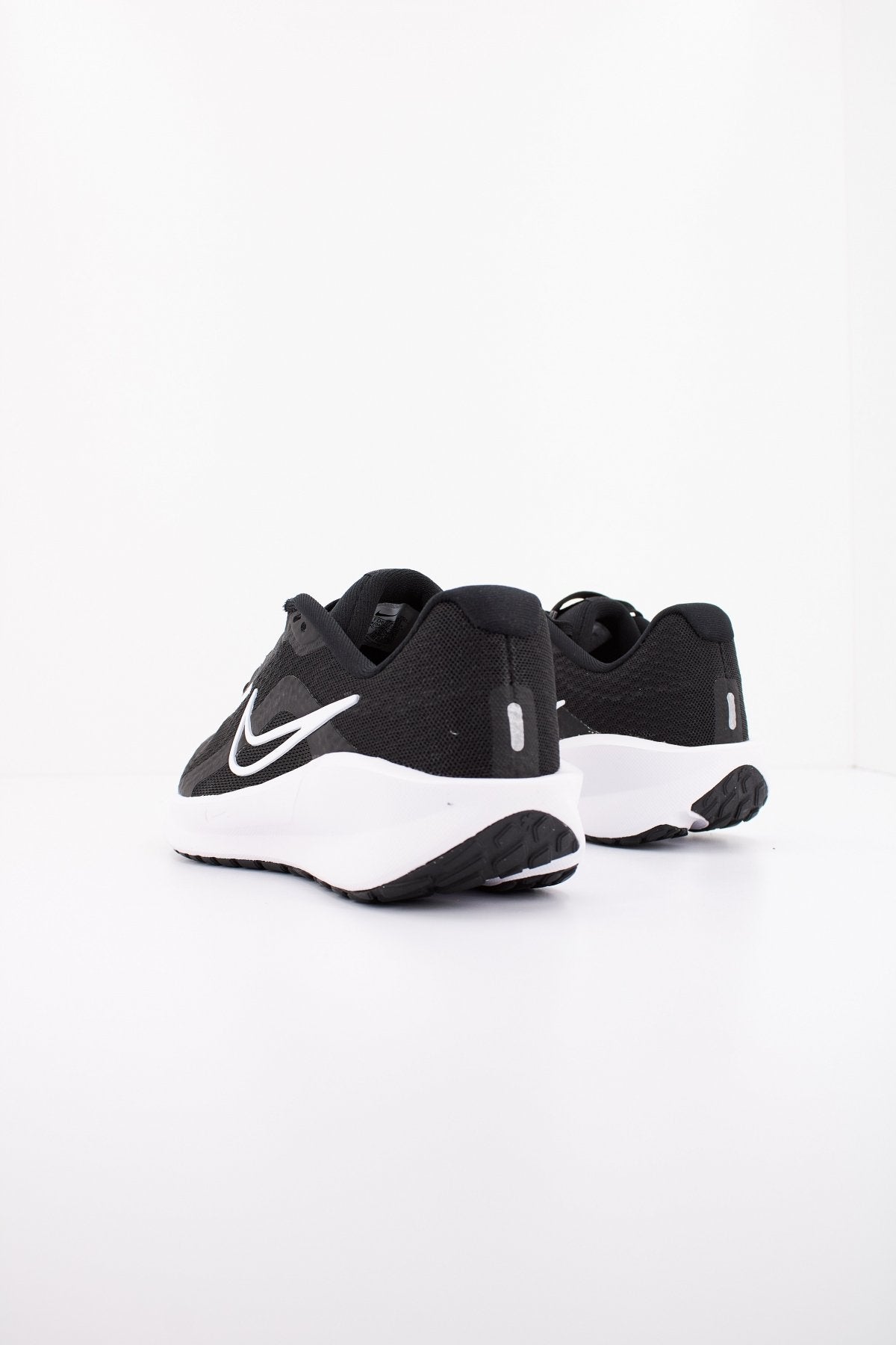 NIKE DOWNSHIFTER en color NEGRO (3)
