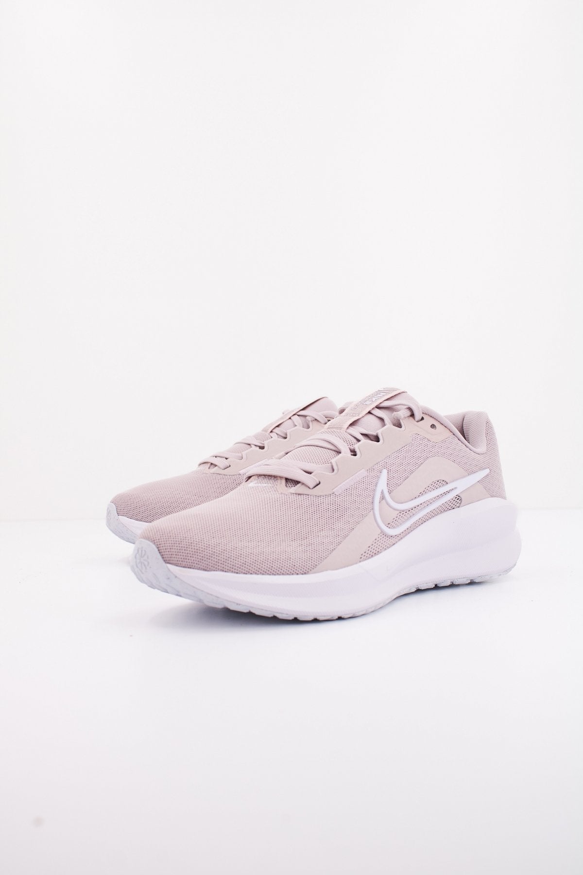 NIKE DOWNSHIFTER en color BEIS (2)