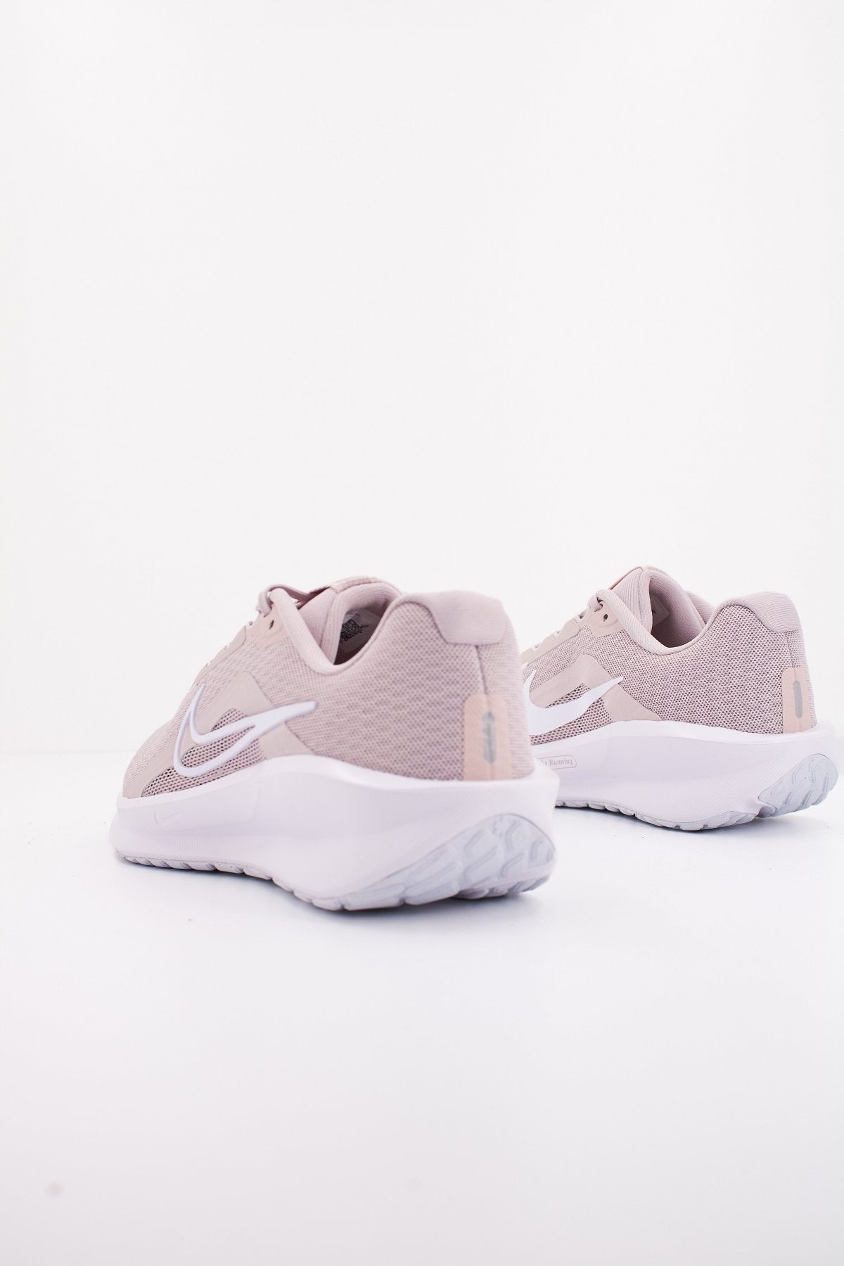 NIKE DOWNSHIFTER en color BEIS (3)
