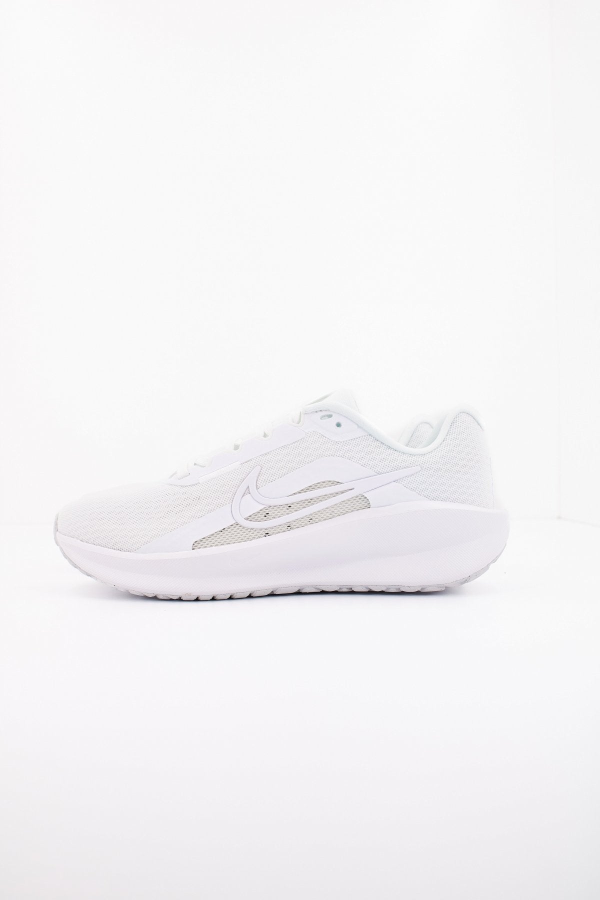 NIKE DOWNSHIFTER en color BLANCO (1)