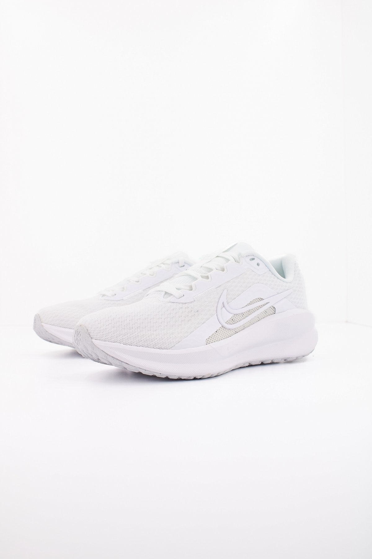 NIKE DOWNSHIFTER en color BLANCO (2)