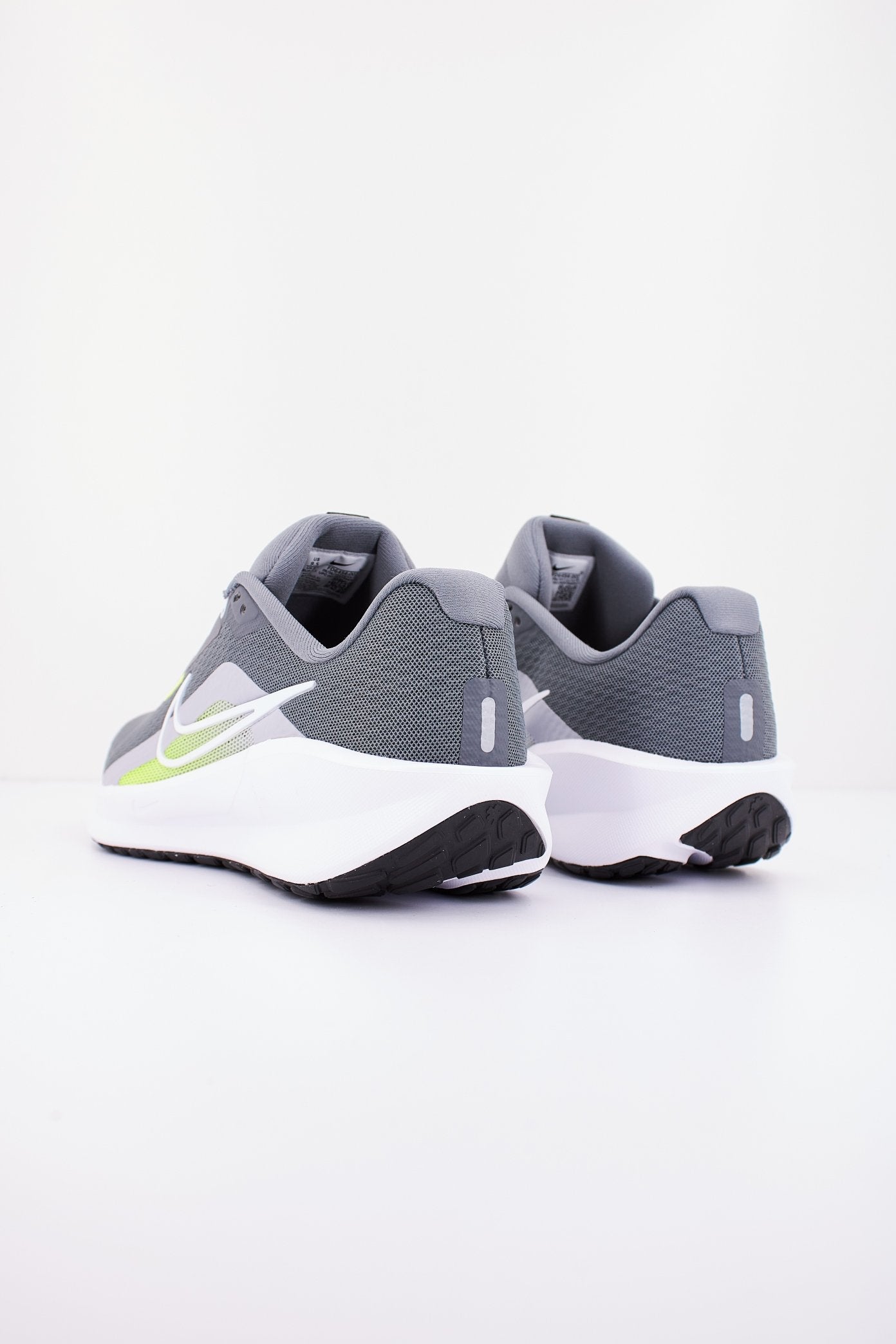 NIKE DOWNSHIFTER en color GRIS (3)