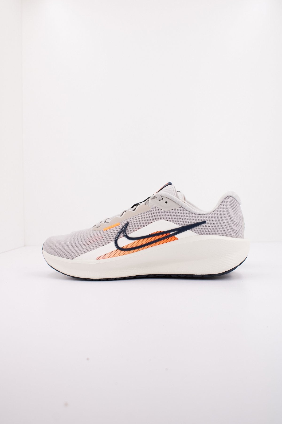 NIKE DOWNSHIFTER en color GRIS (1)