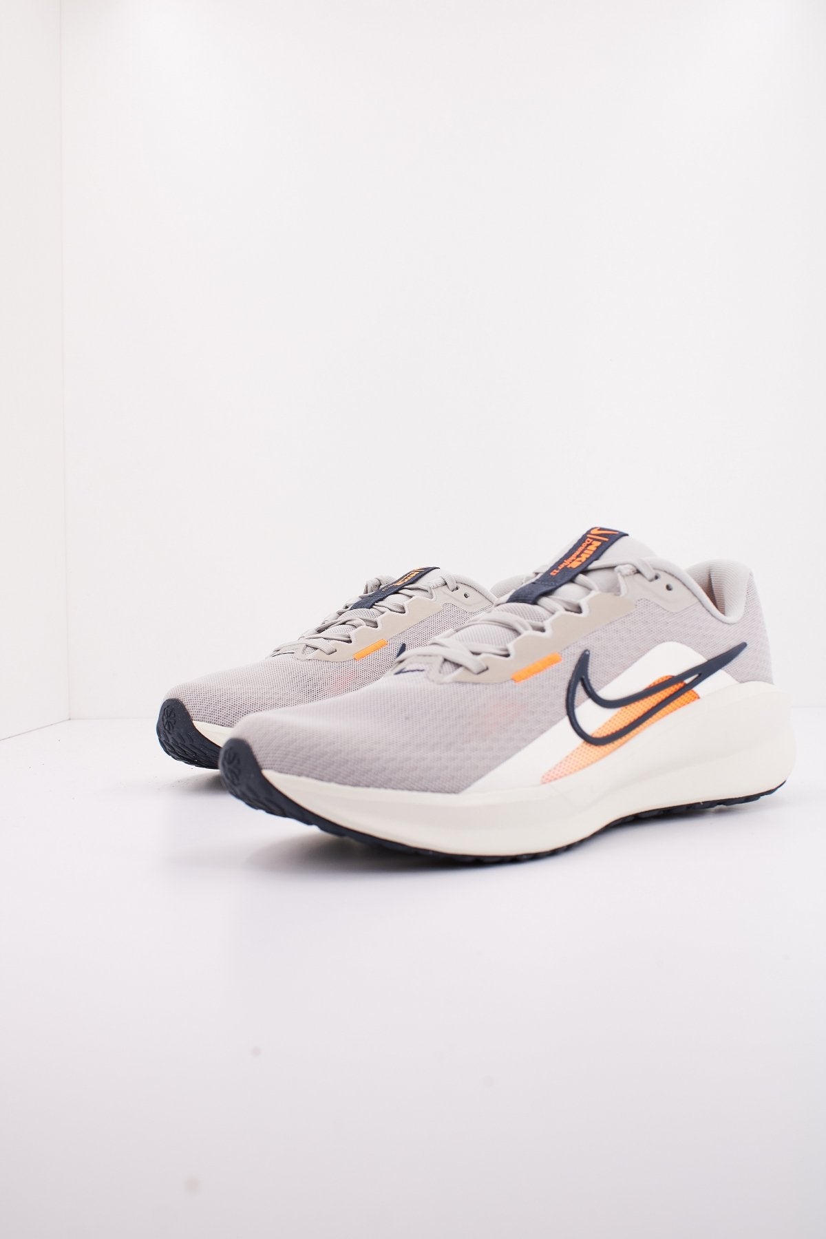 NIKE DOWNSHIFTER en color GRIS (2)