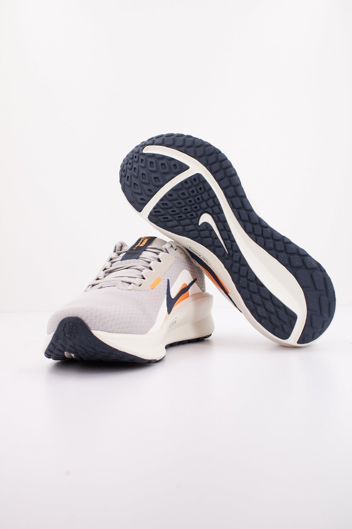 NIKE DOWNSHIFTER en color GRIS (4)