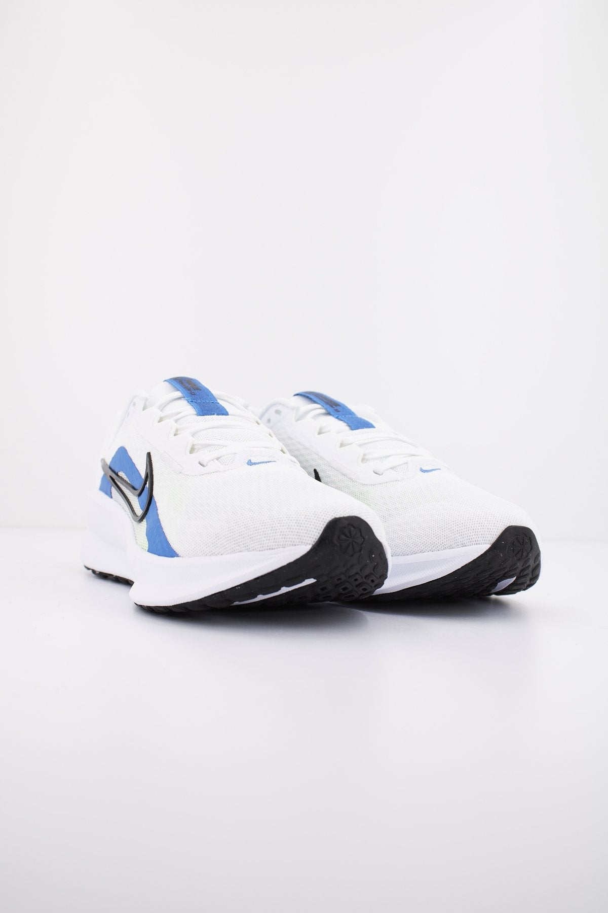 NIKE DOWNSHIFTER en color BLANCO (2)