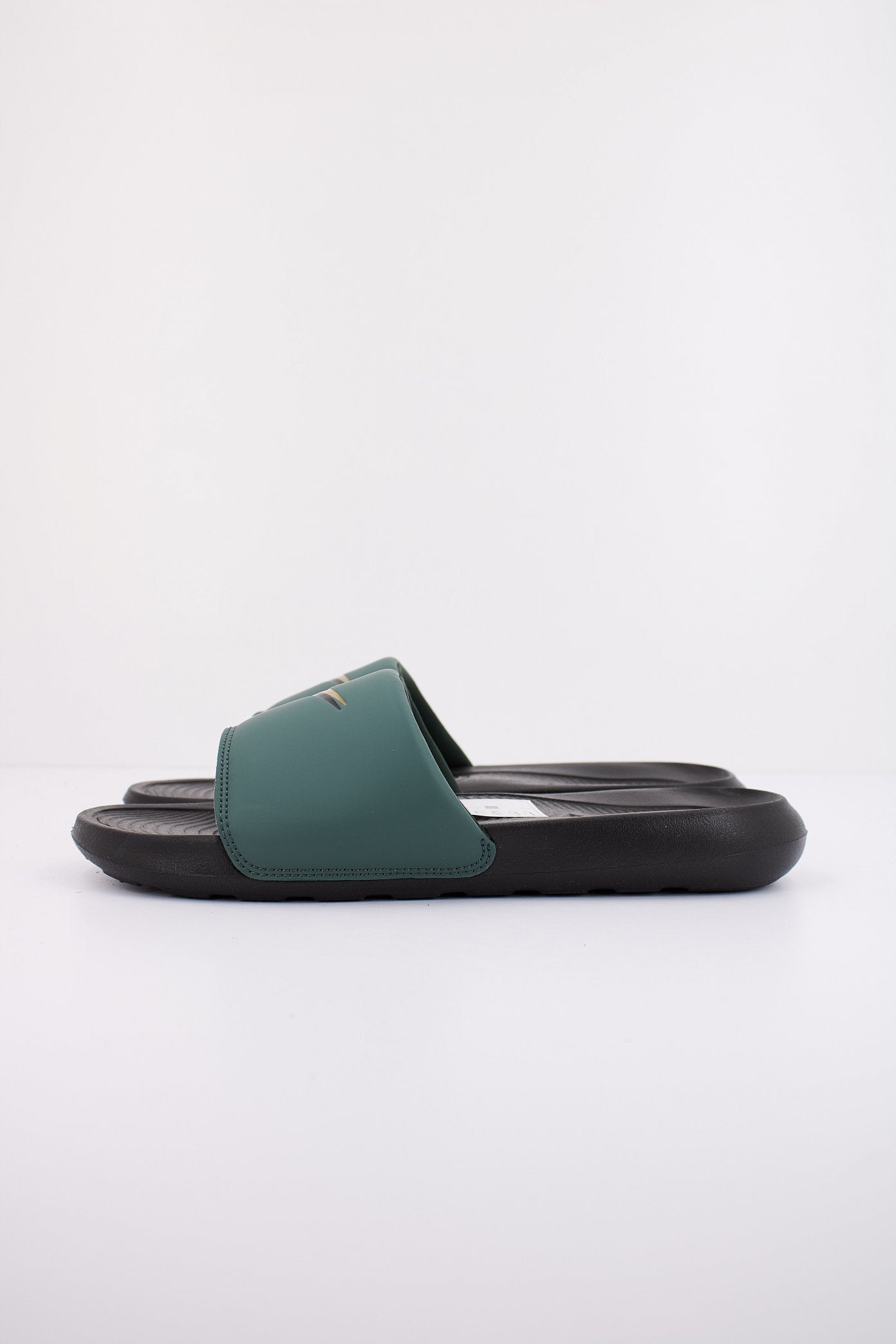 NIKE VICTORY ONE SLIDE SWSH en color VERDE (1)
