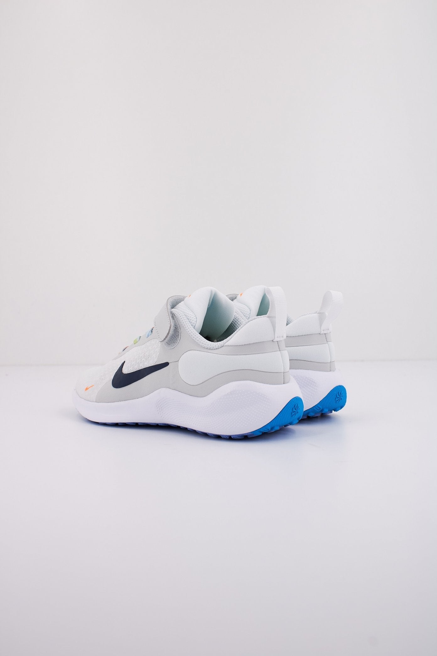 NIKE en color GRIS (4)