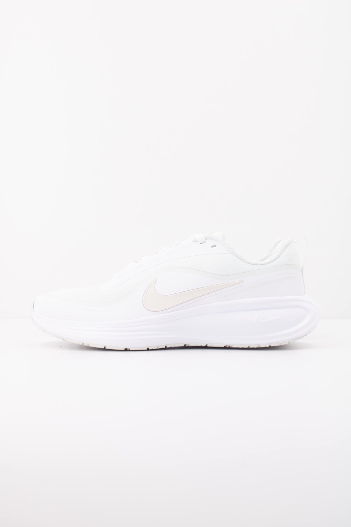 NIKE W NIKE REVOLUTION UTILITY en color BLANCO (1)