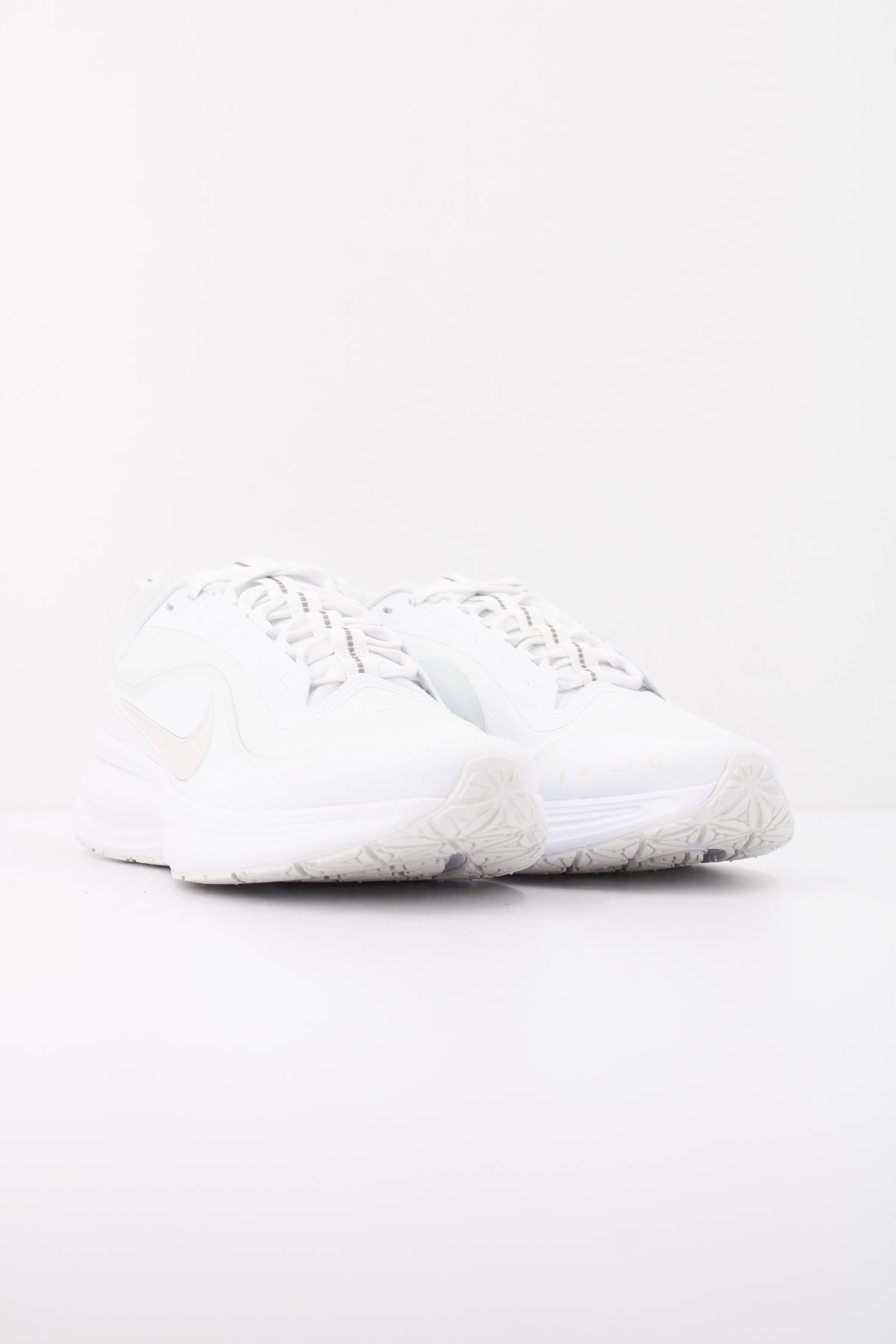 NIKE W NIKE REVOLUTION UTILITY en color BLANCO (2)