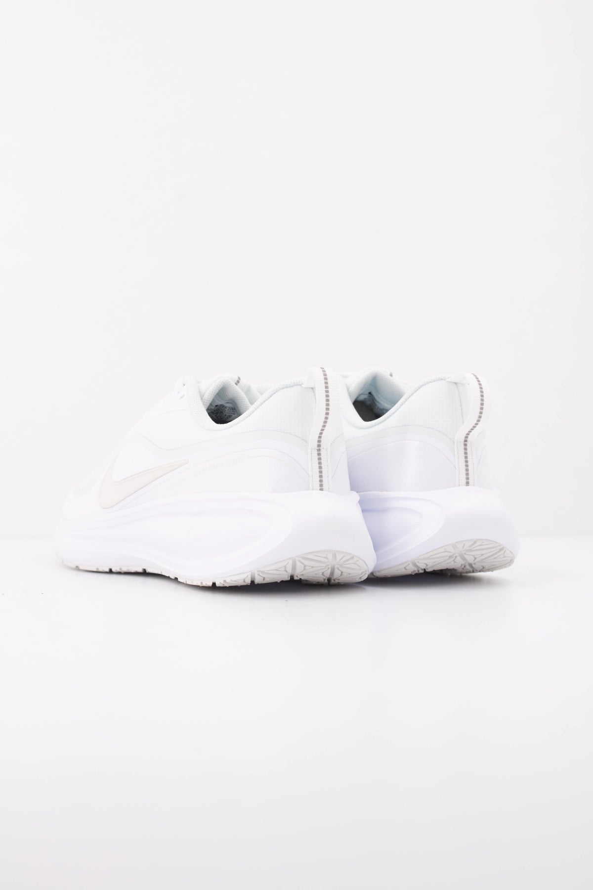 NIKE W NIKE REVOLUTION UTILITY en color BLANCO (4)
