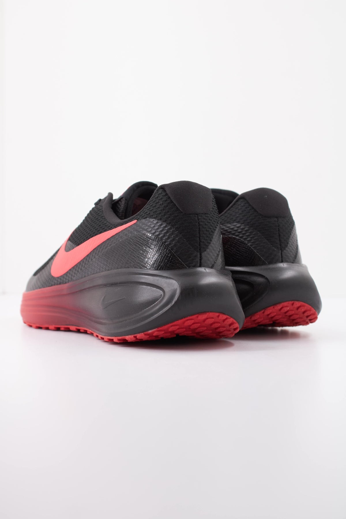 NIKE NIKE REVOLUTION en color NEGRO (4)