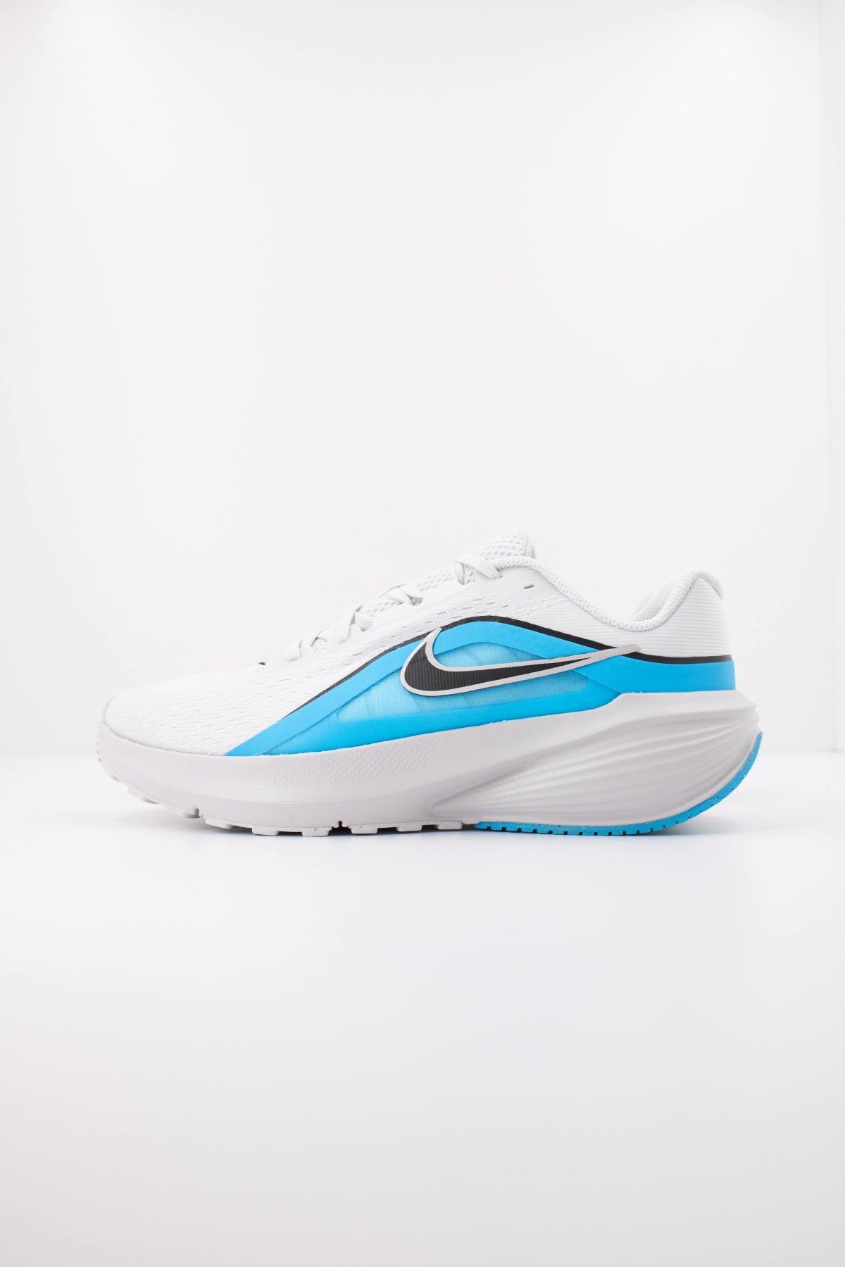 NIKE NIKE DOWNSHIFTER en color BLANCO (1)