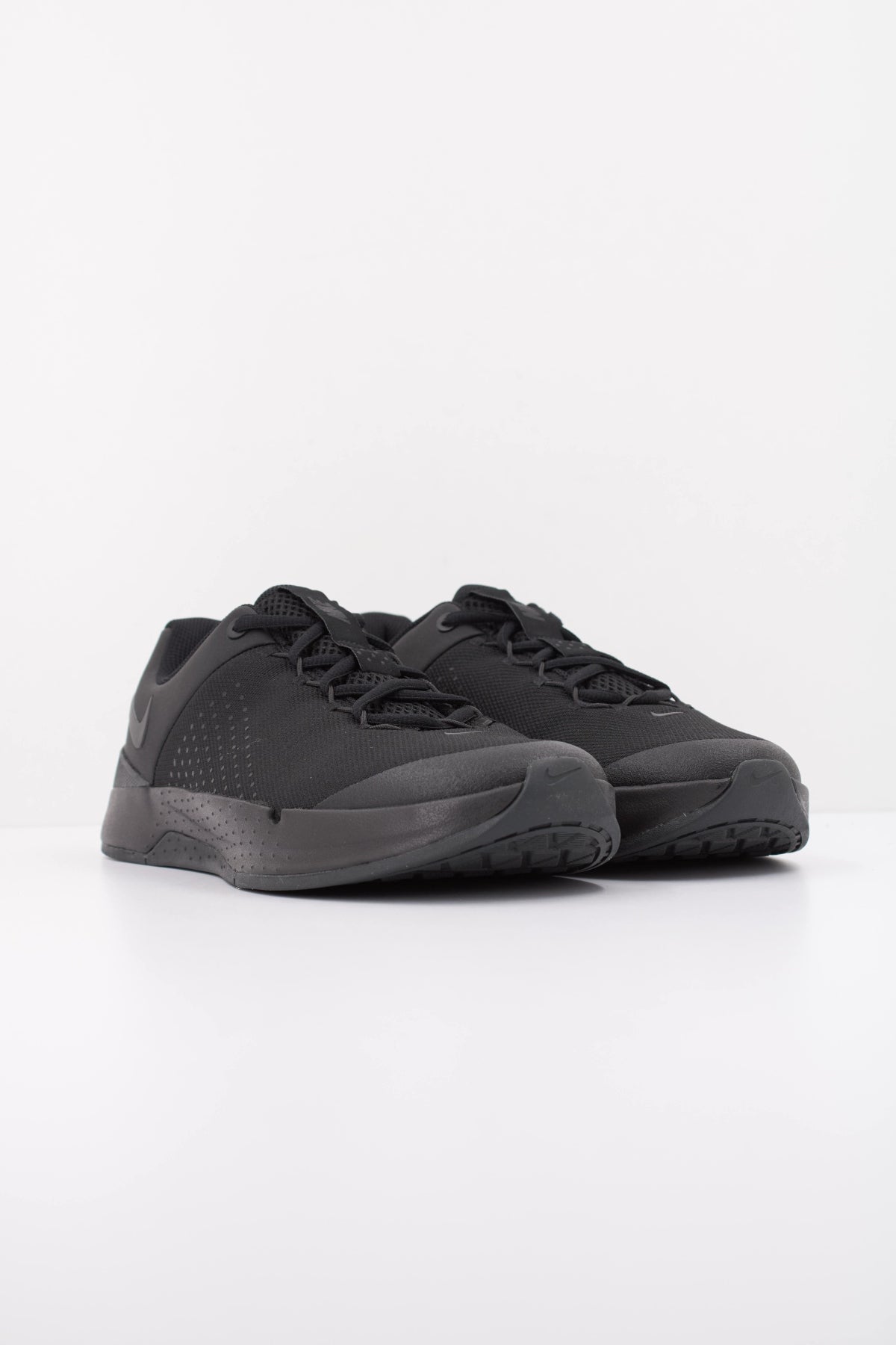 NIKE M NIKE MC TRAINER en color NEGRO (2)
