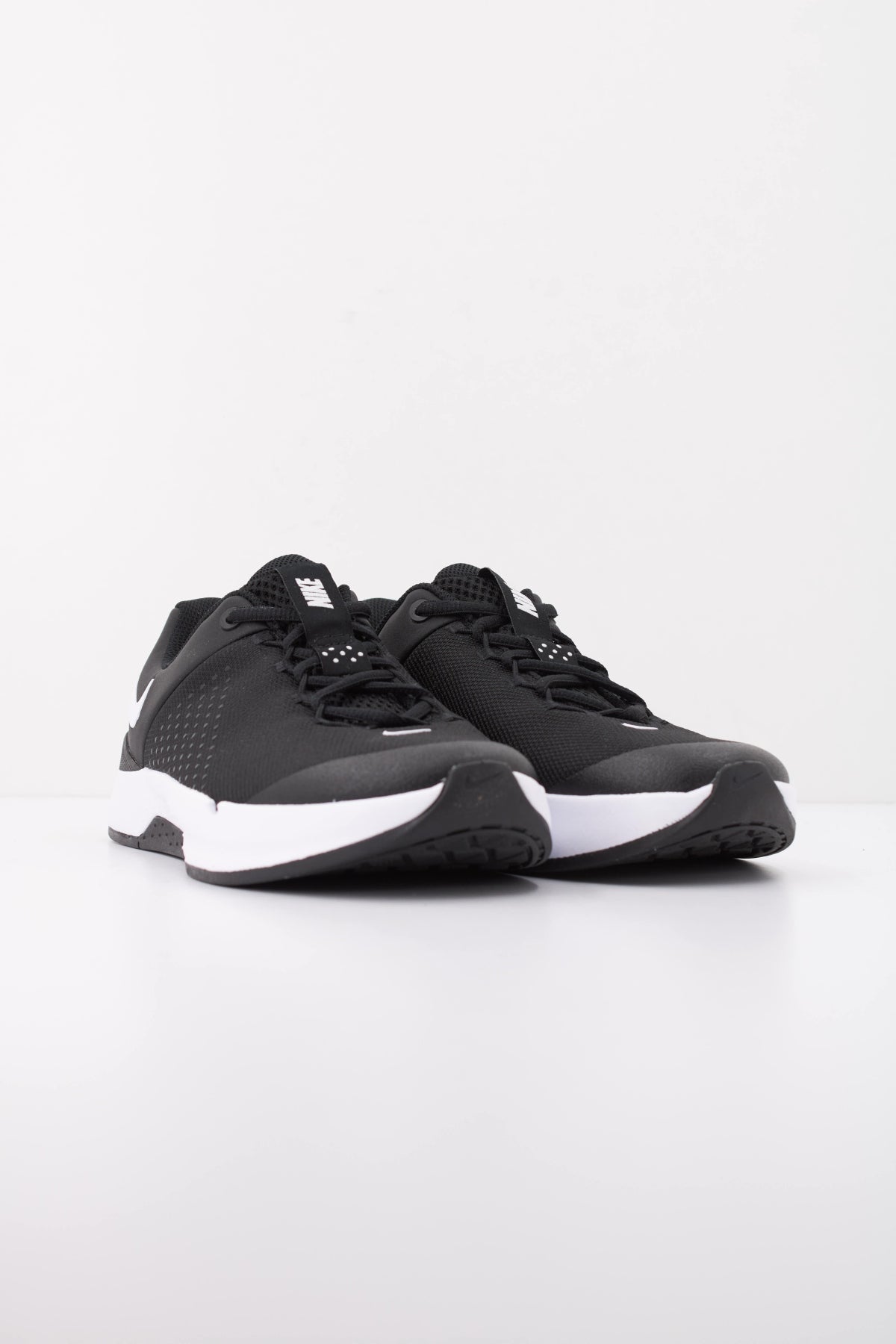 NIKE M NIKE MC TRAINER en color NEGRO (2)