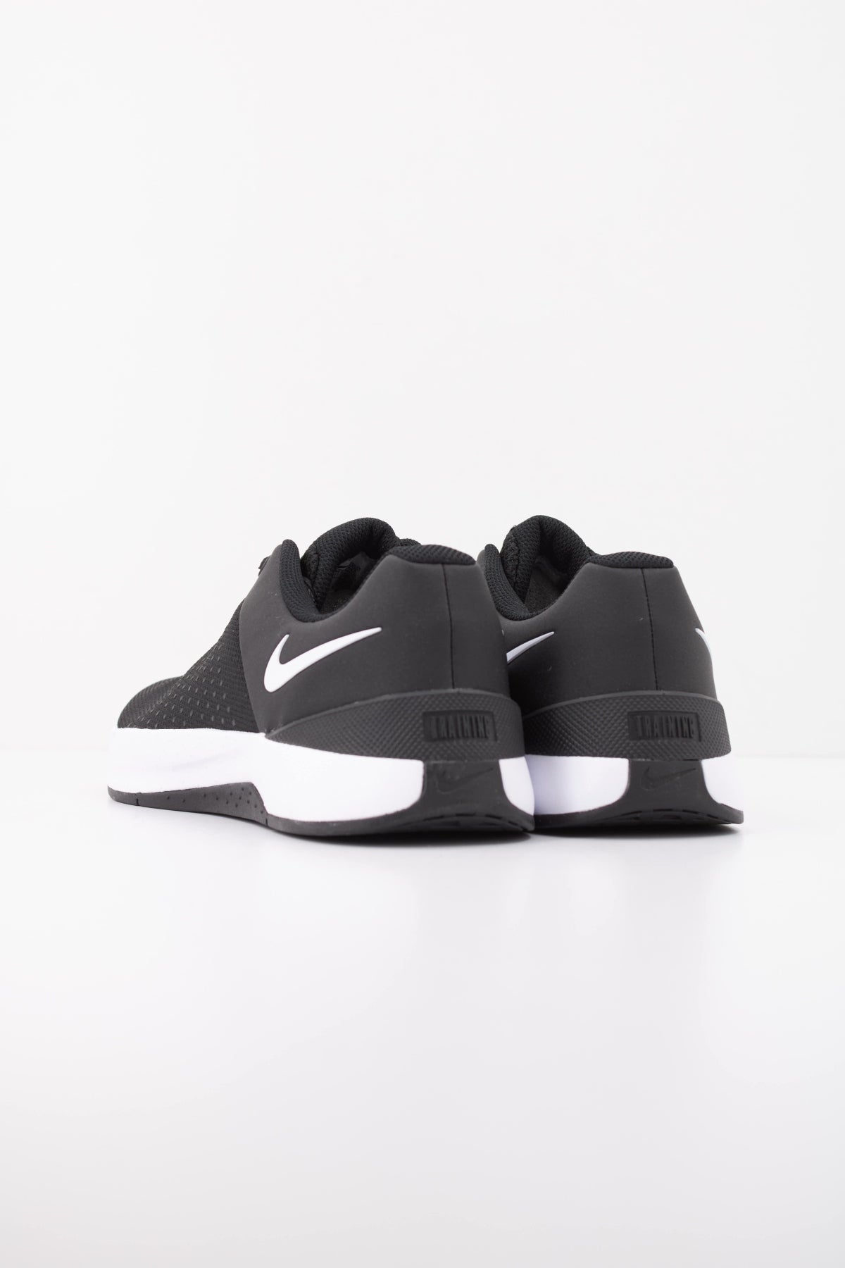 NIKE M NIKE MC TRAINER en color NEGRO (4)