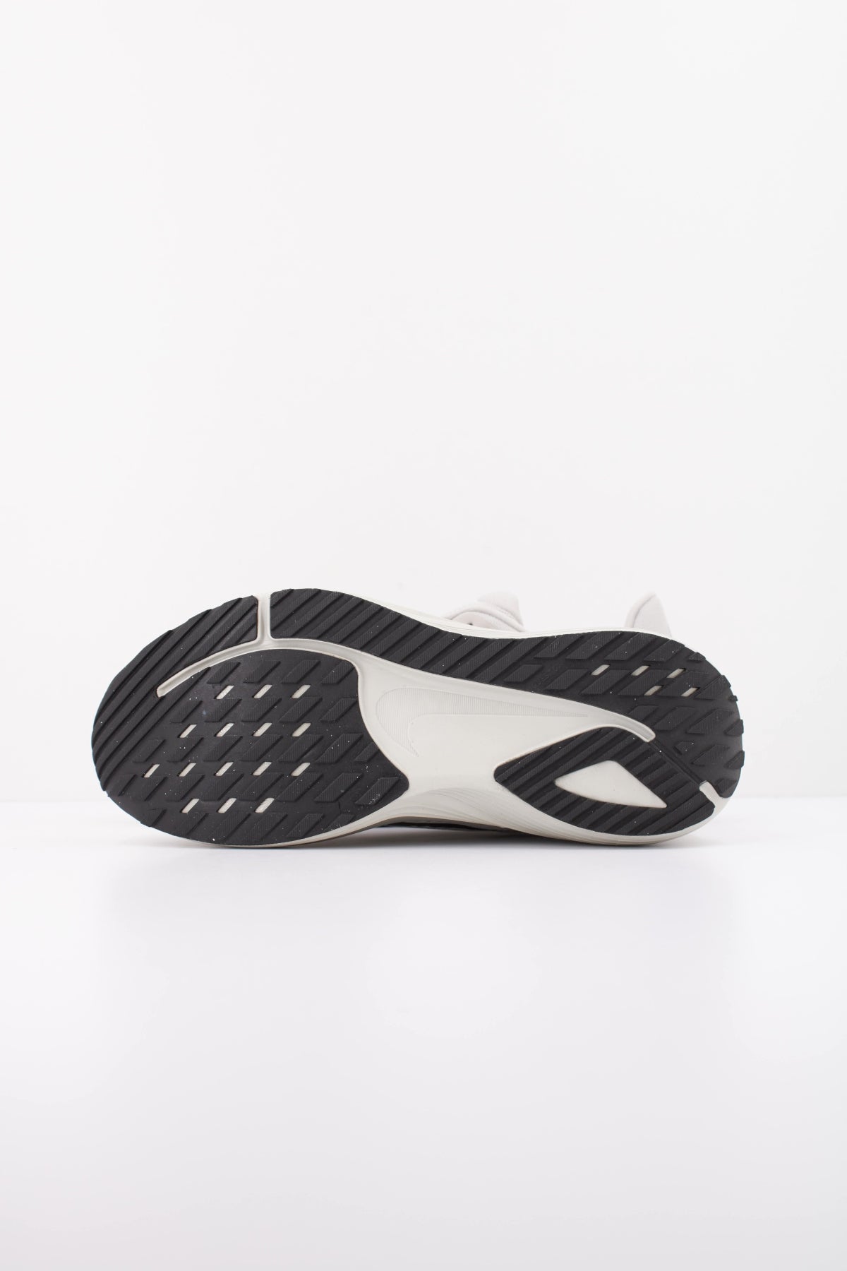 NIKE NIKE QUEST en color GRIS (5)