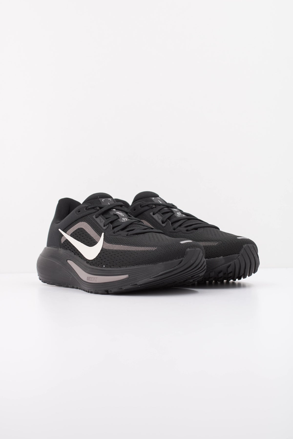 NIKE W NIKE QUEST en color NEGRO (2)
